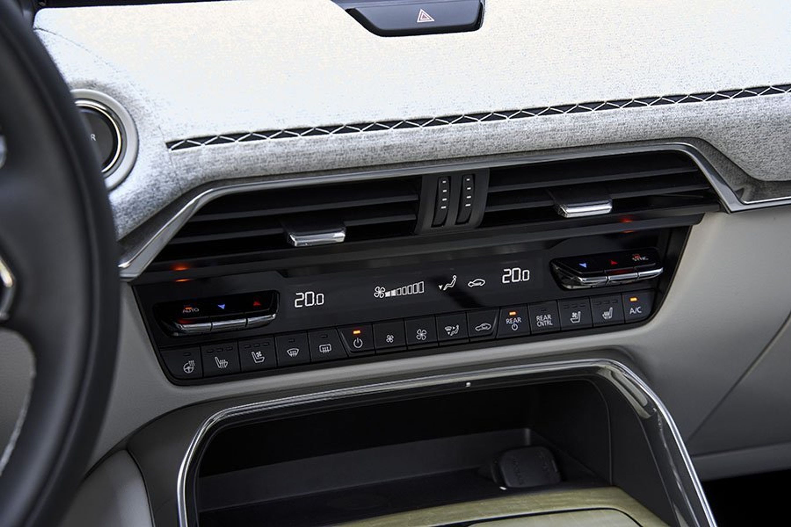 Knapper i kabinen i en Mazda CX-80