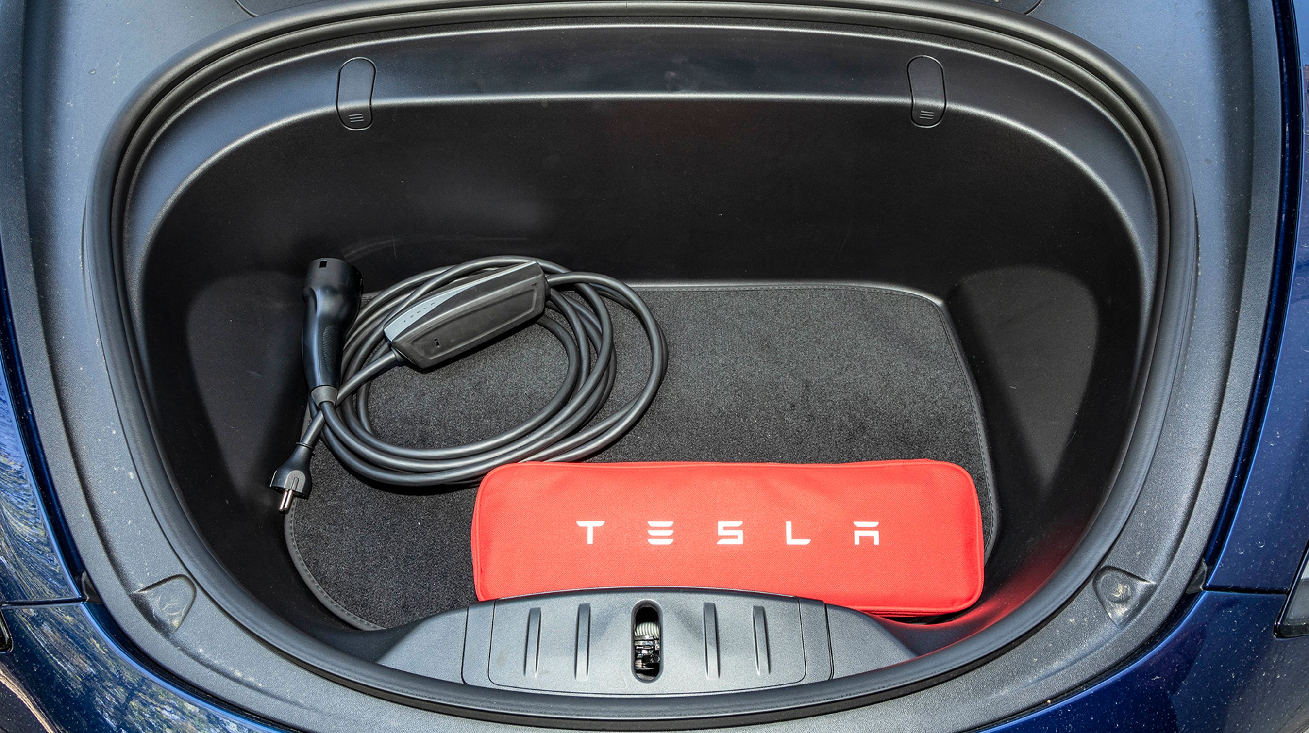 Rummet fortil er velegnet til at rumme diverse ladekabler samt lappekit (rød taske).