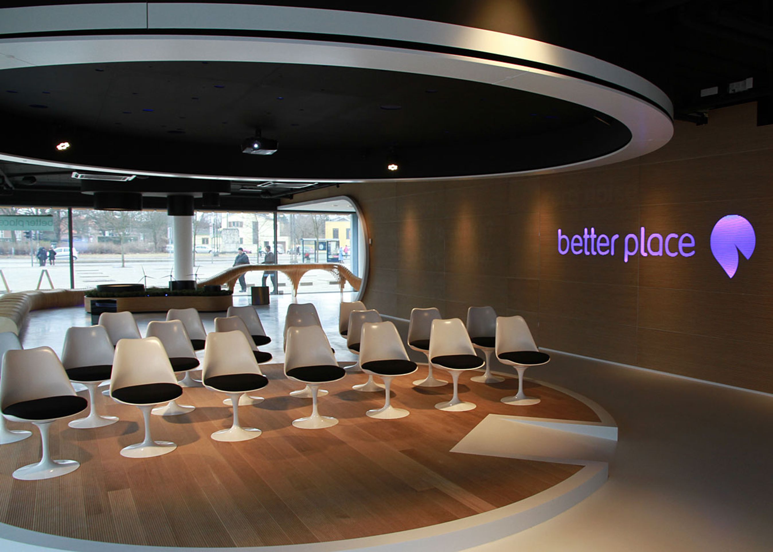 Besøgscentret i Hellerup, som råder over et større antal Fluence Z.E., har åbent syv dage om ugen. Nærmeste batteriskiftestation ligger ni km væk.