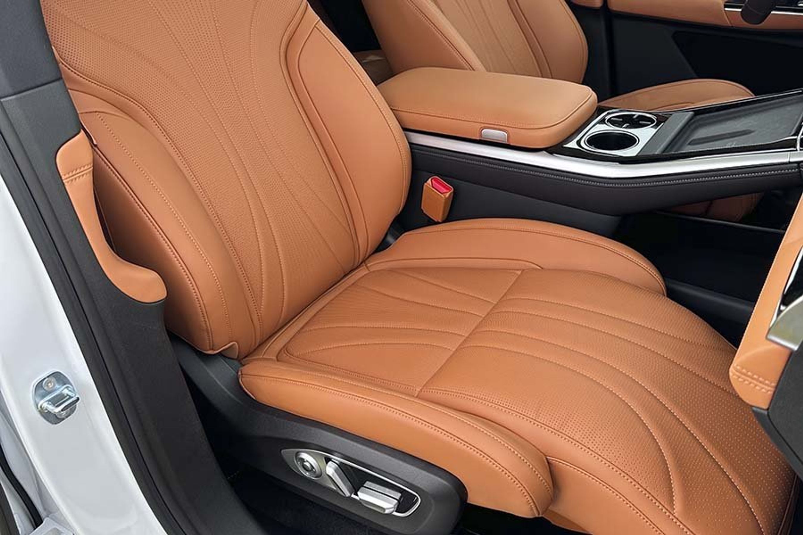 Lækre lædersæder foran i en Xpeng G9