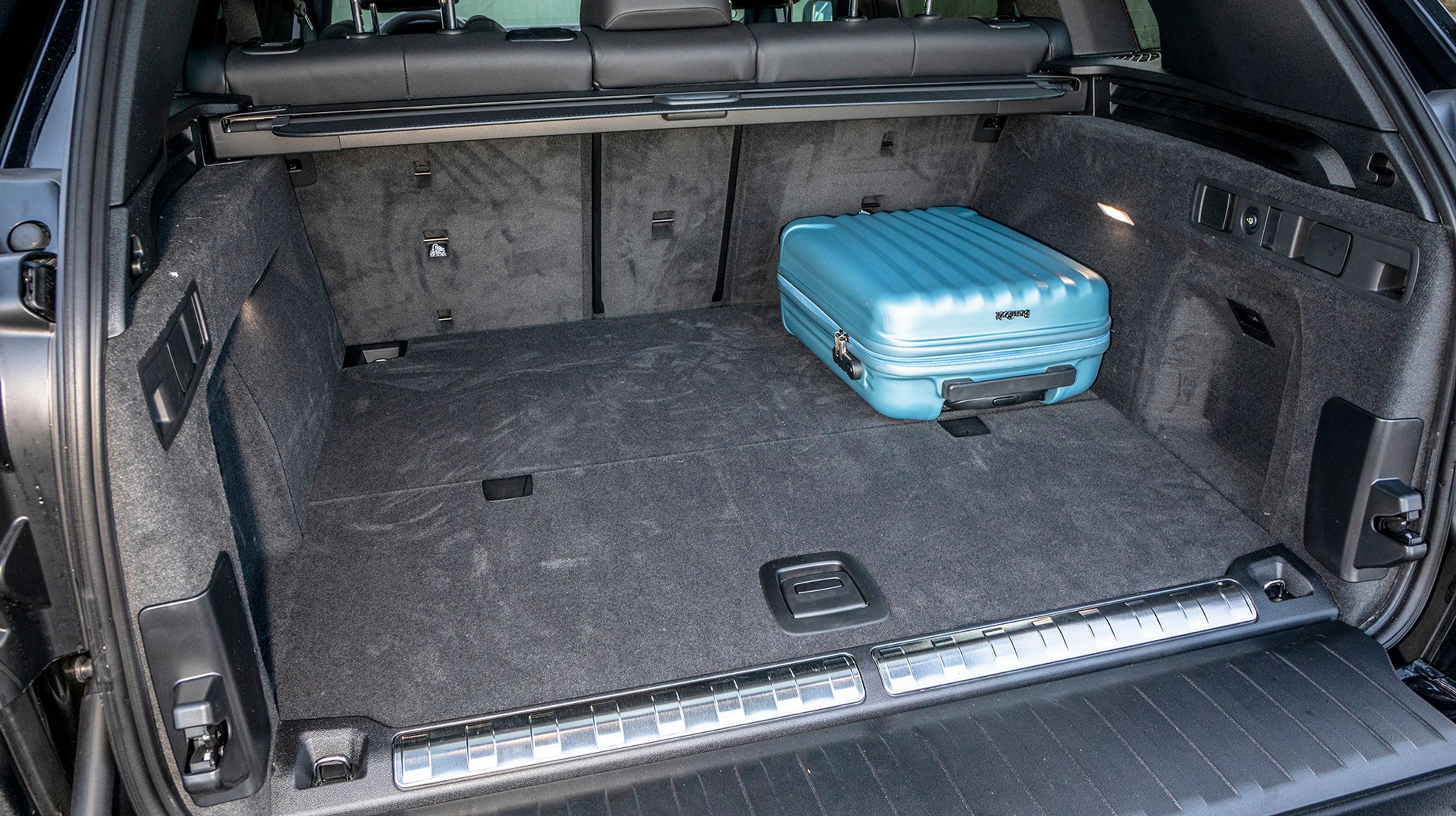 Plugin-hybriden fås ikke med syv sæder, og dermed er bagagerummet pænt stort.