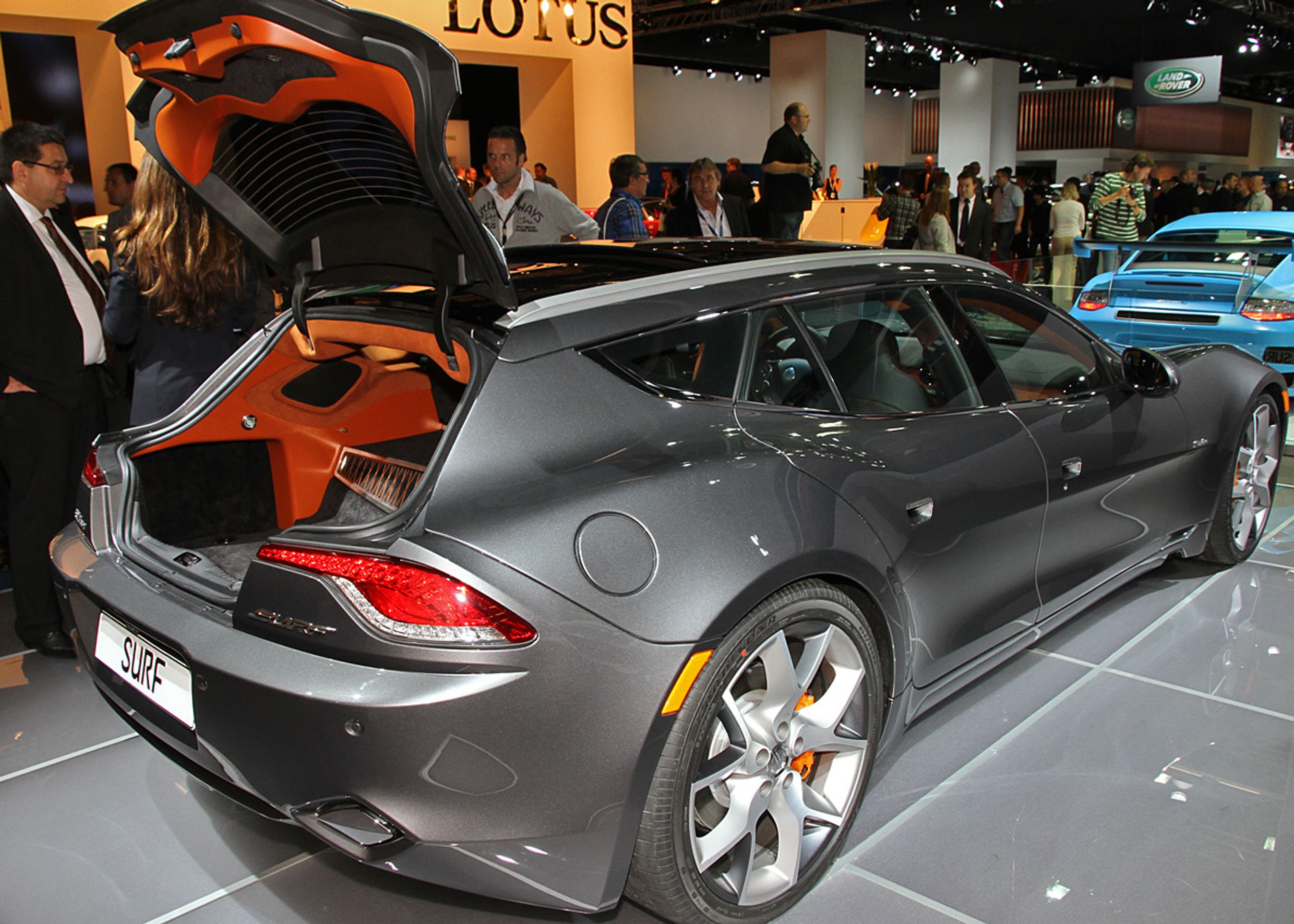 Fisker Karma er en fem meter lang opladningshybrid. To store elmotorer trækker baghjulene.