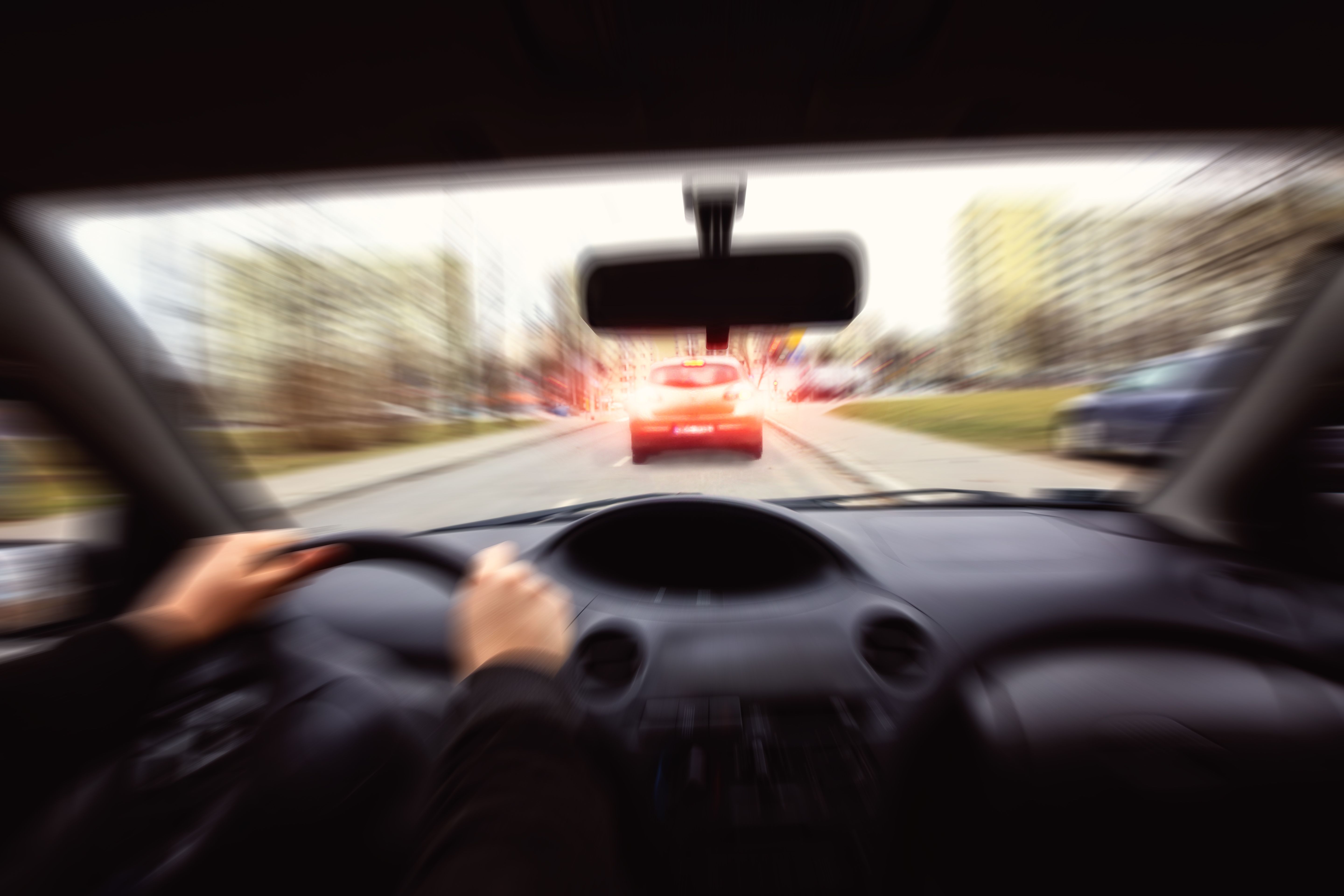 Bil i fart må bremse, fordi bilen foran bremser