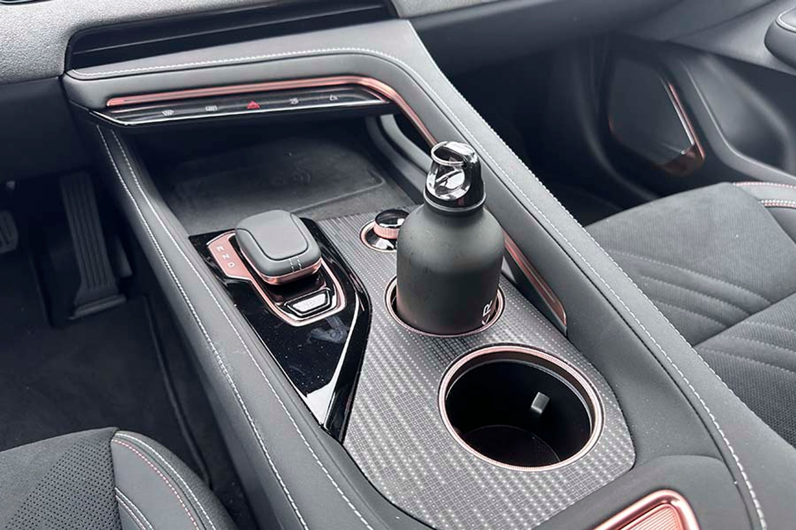 Der er store kopholdere i midterkonsollen, og foran dem er der trådløs opladning af mobiltelefoner.