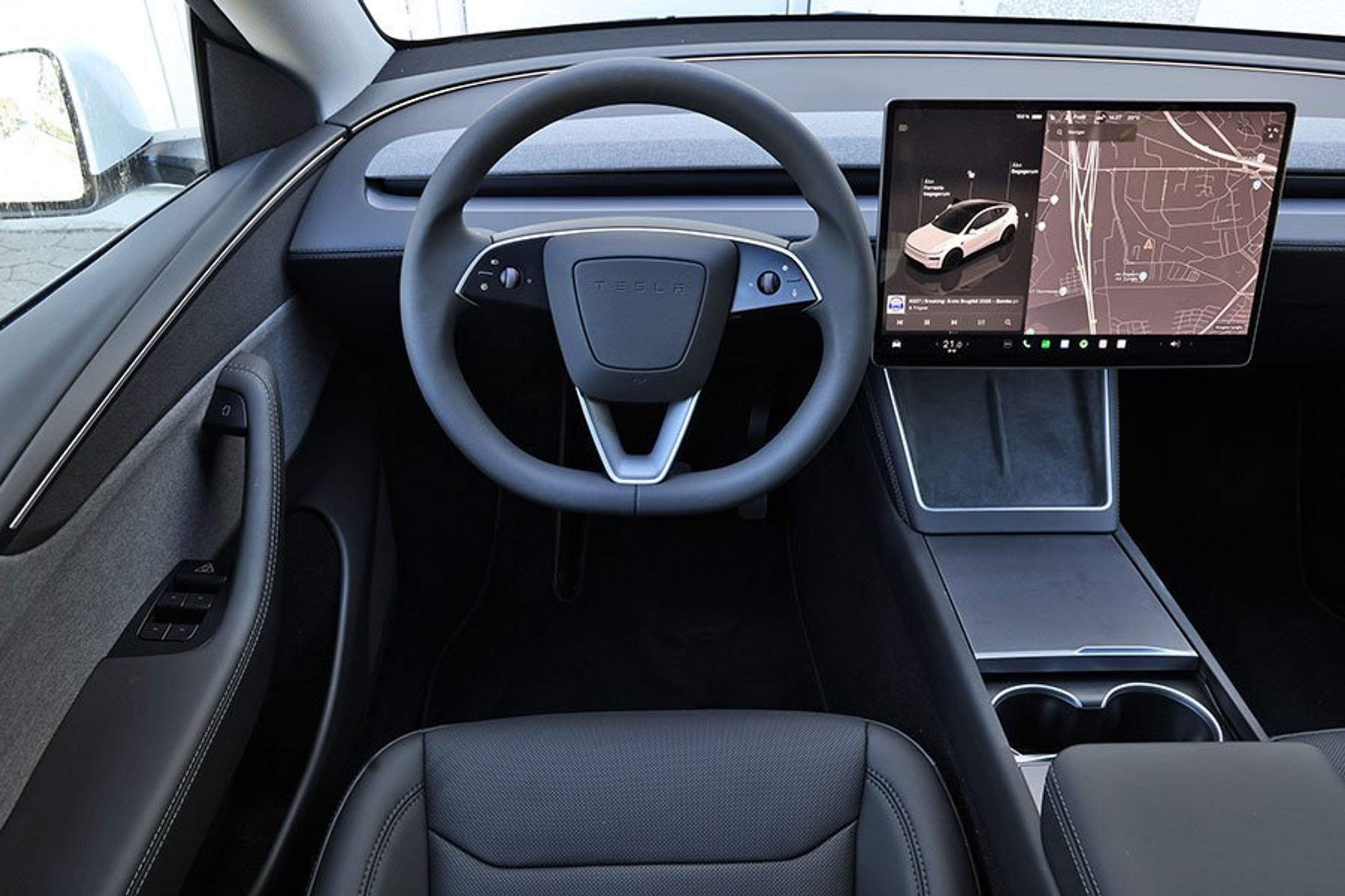 Førerpladsen i en Tesla Model Y