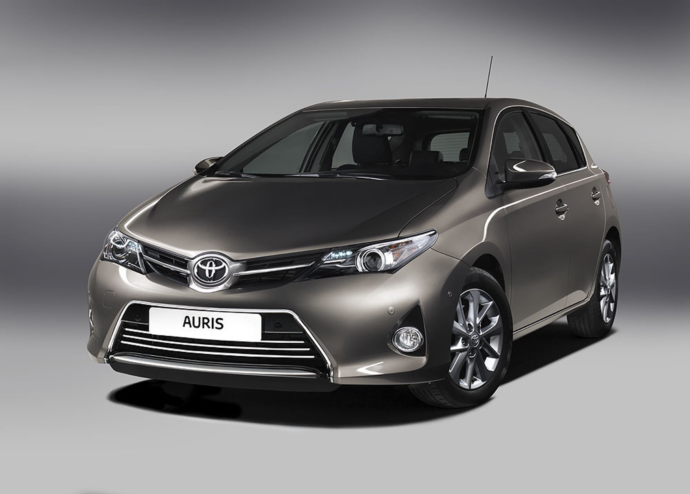 Den nye Toyota Auris kommer til Danmark til januar i denne femdørs udgave. 