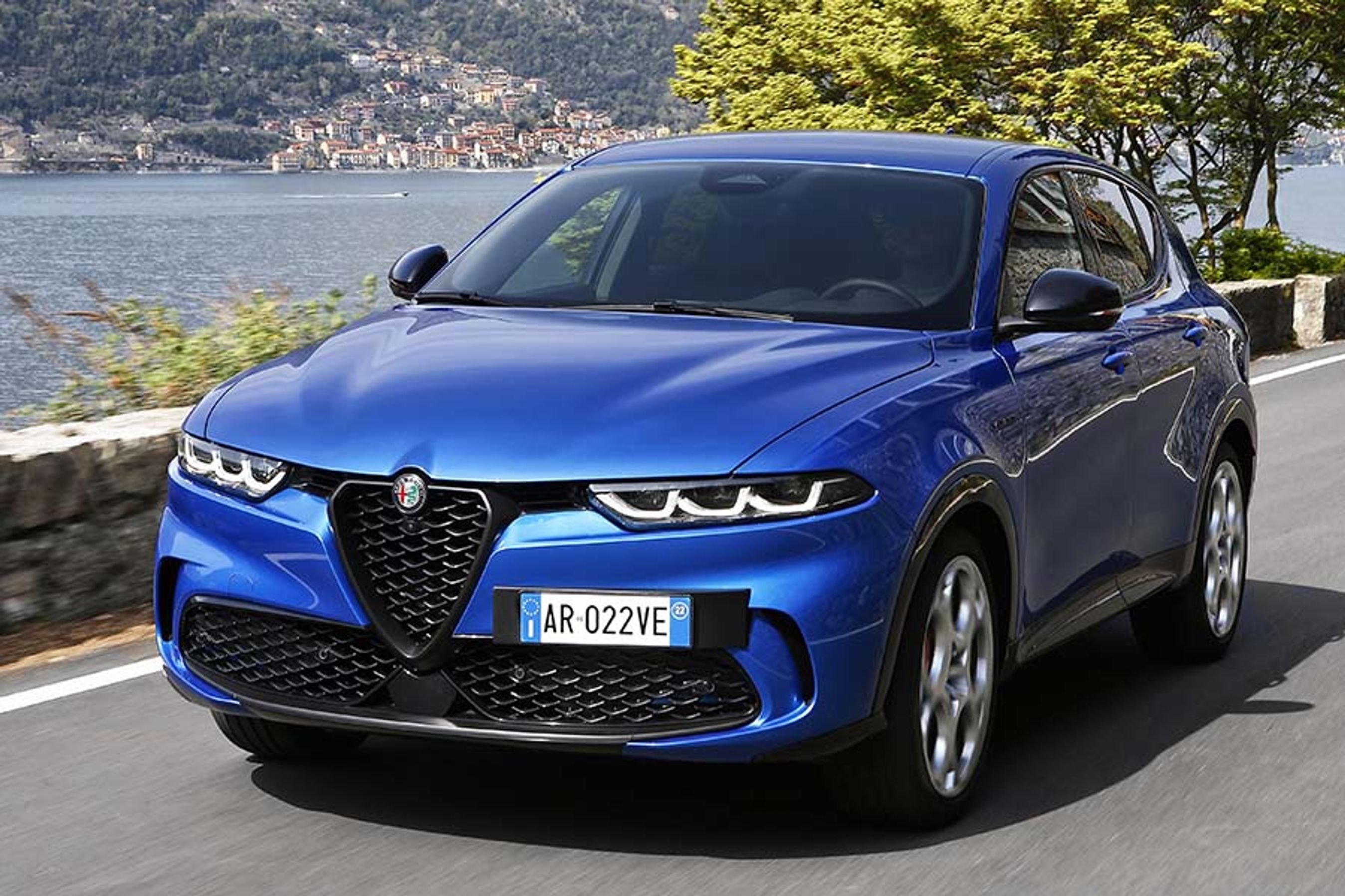 Fronten er i typisk Alfa-stil med lygter med tre LED-ringe i hver side samt den karakteristiske Alfa-grill i midten. Luftindtagene nederst i begge sider af grillen sender hilsner til flere tidligere Alfa Romeoer.