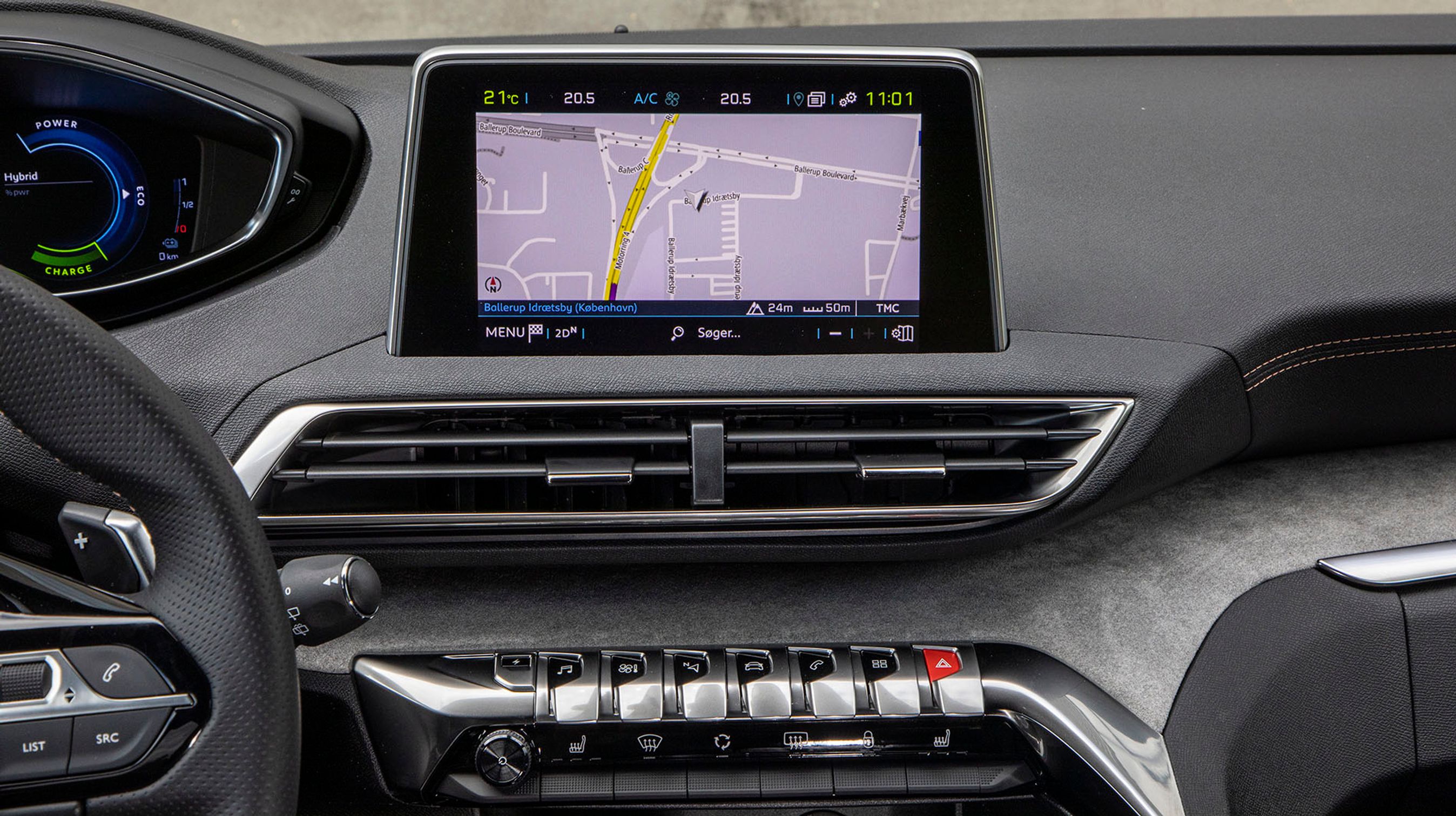 Der er trykskærm, og den har Apple CarPlay/Android Auto. Den er højt placeret, så den er nem at se uden at skulle fjerne øjnene for meget fra trafikken. 