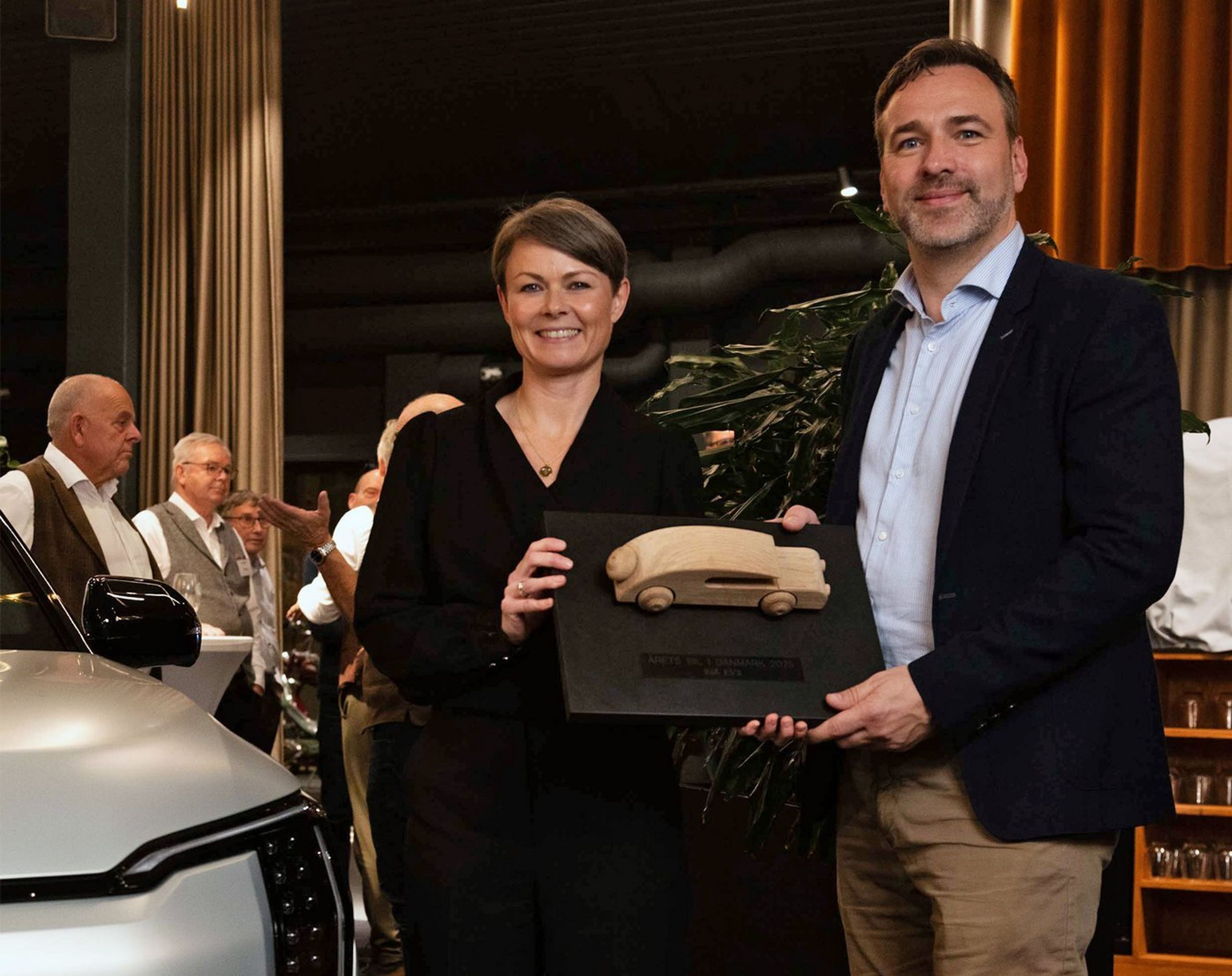 Kia EV3 vinder med kvinde og mand.