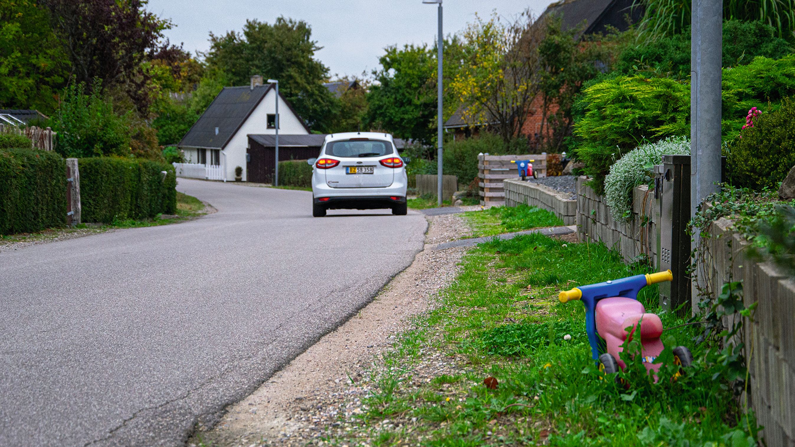 Scooterne er formentlig ikke glemt af børn, men velplacerede i et sving i en landsby