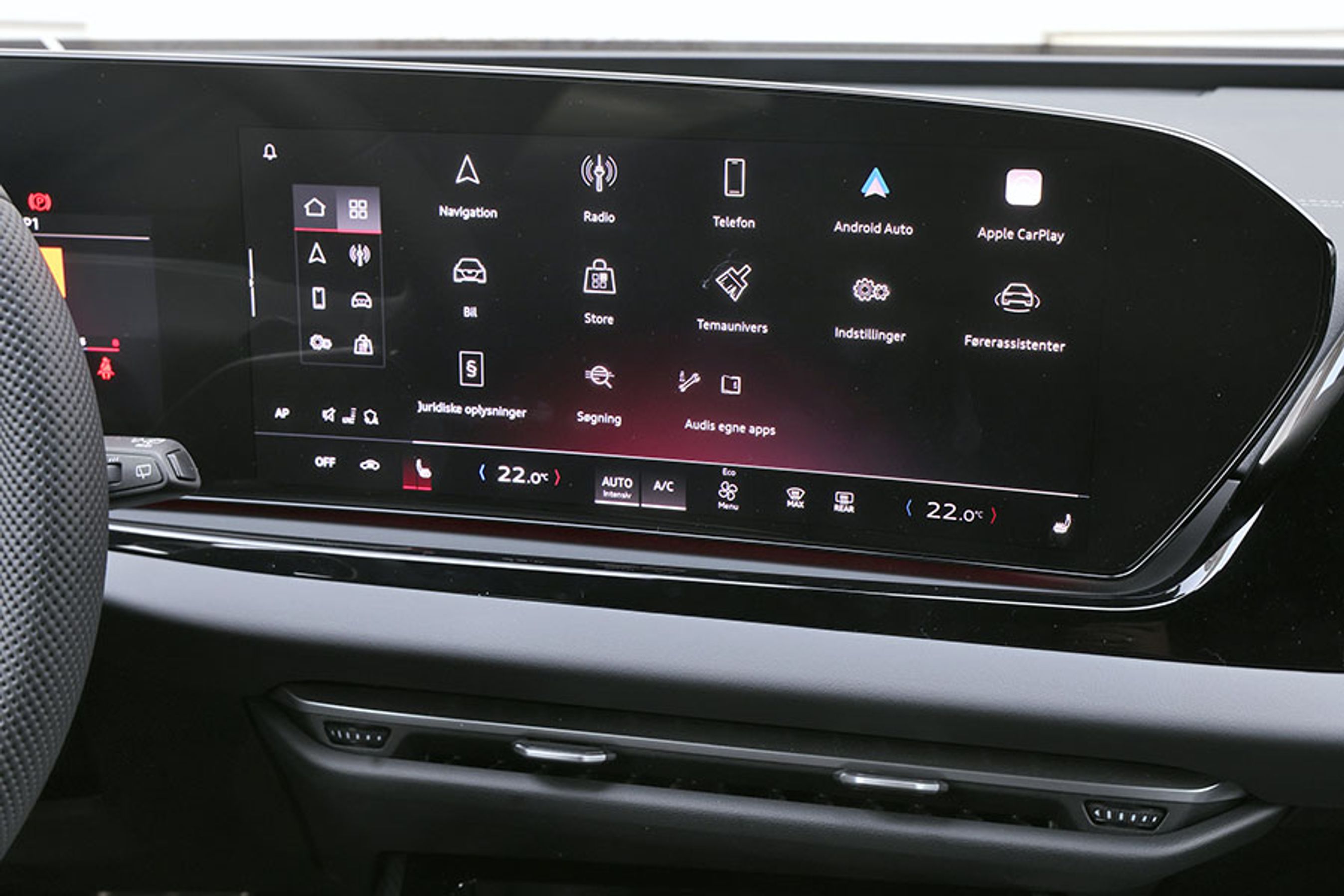 Der er kommet stor trykskærm i bilen, hvor du hele tiden har adgang til både klimaanlægget i bunden samt genveje ude i venstre side. Du kan selv ændre på genvejene, og dermed bliver bilen mere logisk at betjene netop for dig. Der er ikke et væld af menuer, og det er nemt at finde rundt i.