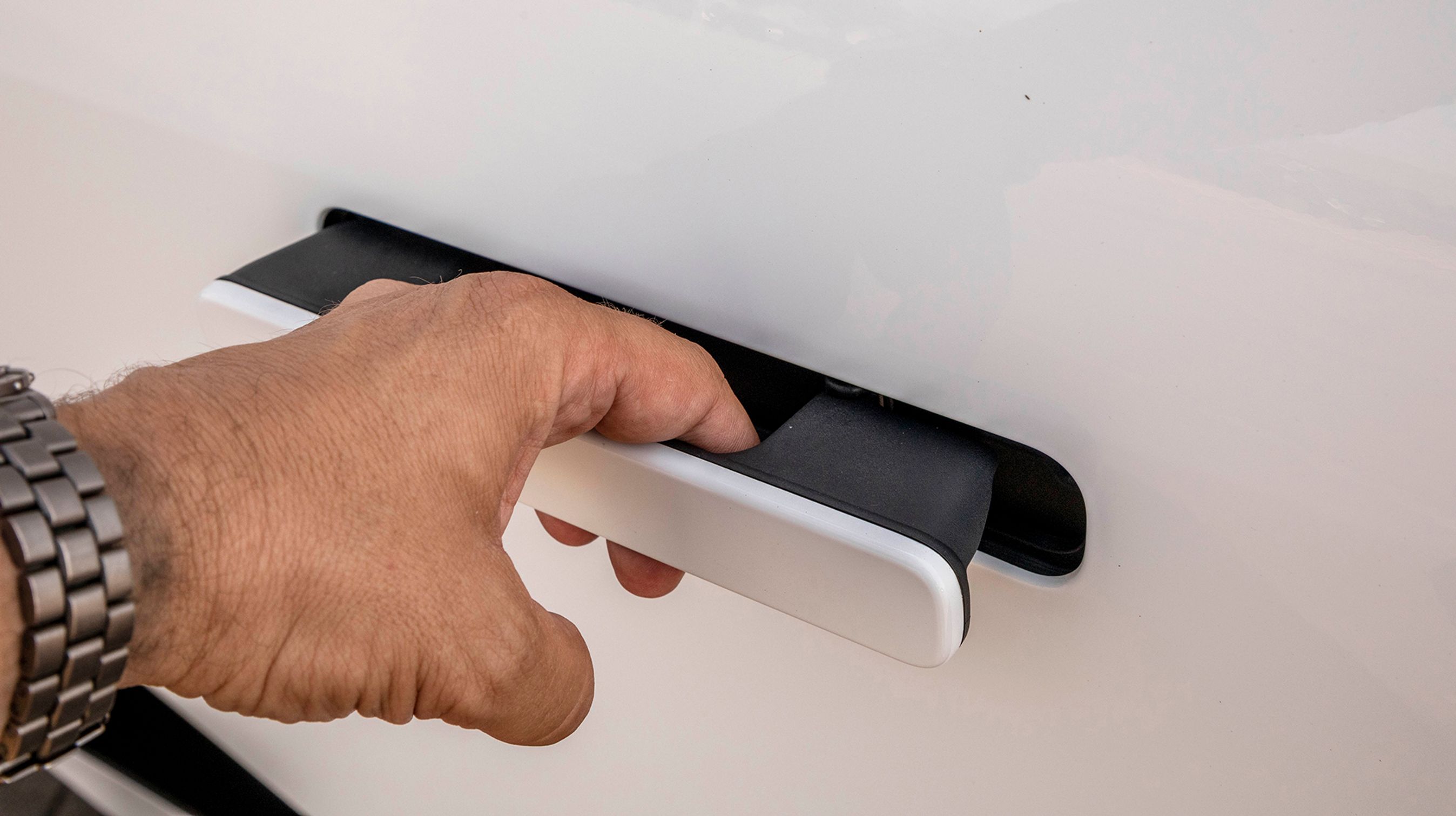 Dørhåndtagene glider automatisk ud, når man låser bilen. Når man kører, glider de ind igen til gavn for en bedre aerodynamik.