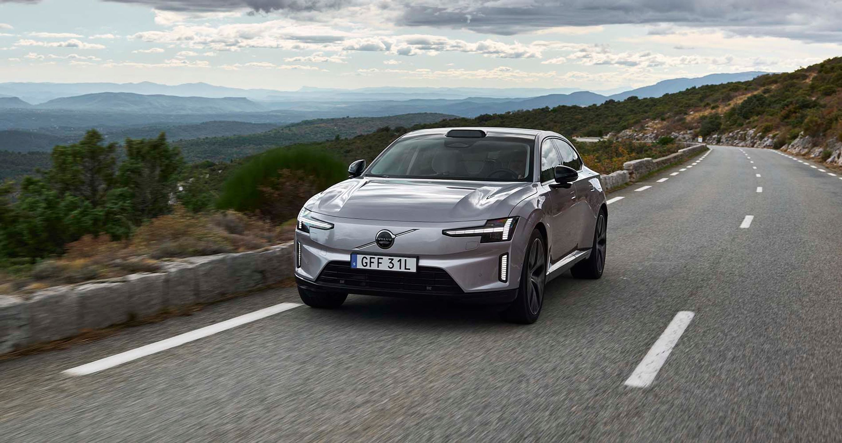 Volvo ES90 kører på bjergvej