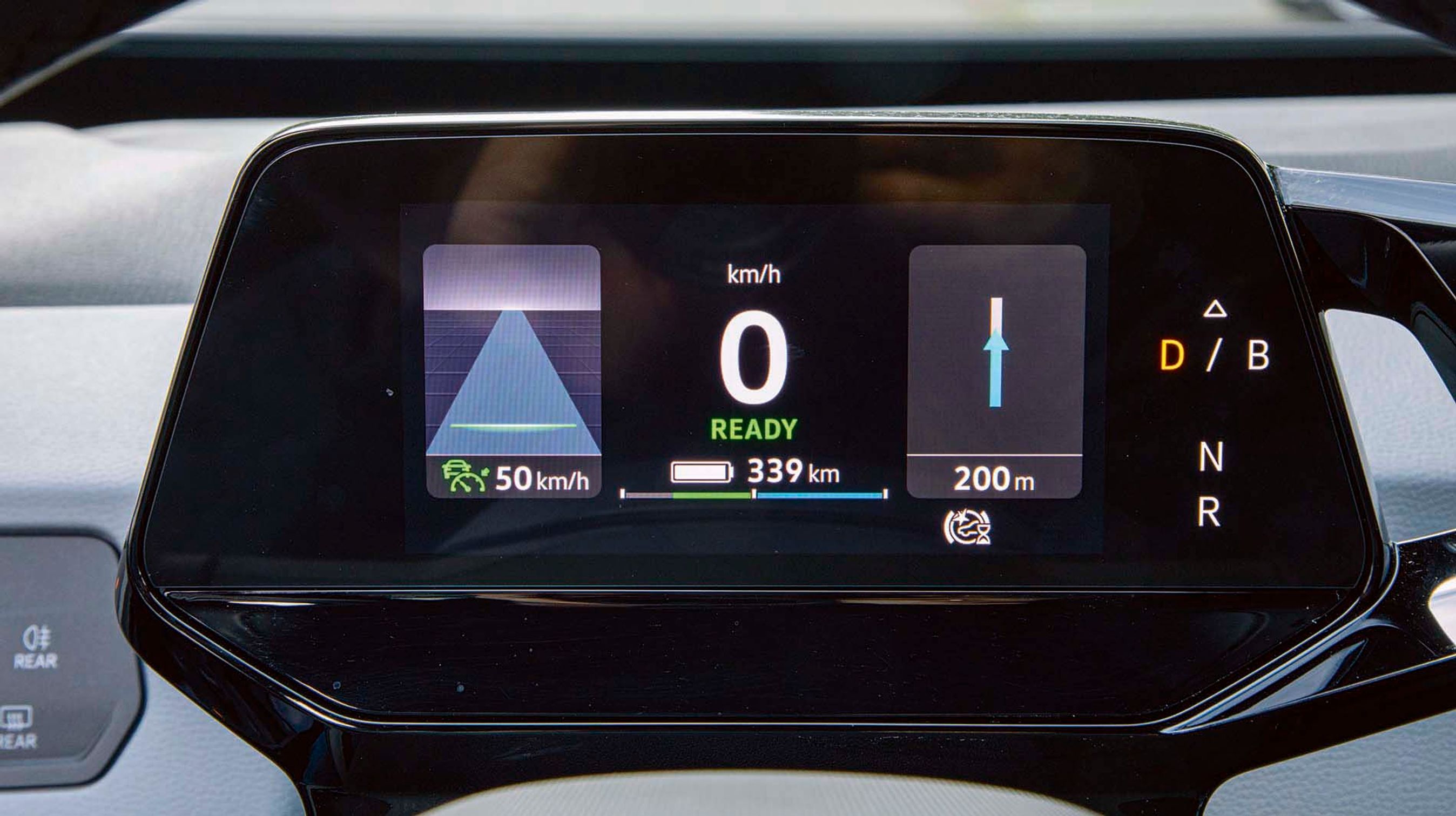 Hastigheden er prisværdig tydelig på det lille display, hvor man også får oplysninger om næste handling fra navigationsanlægget.