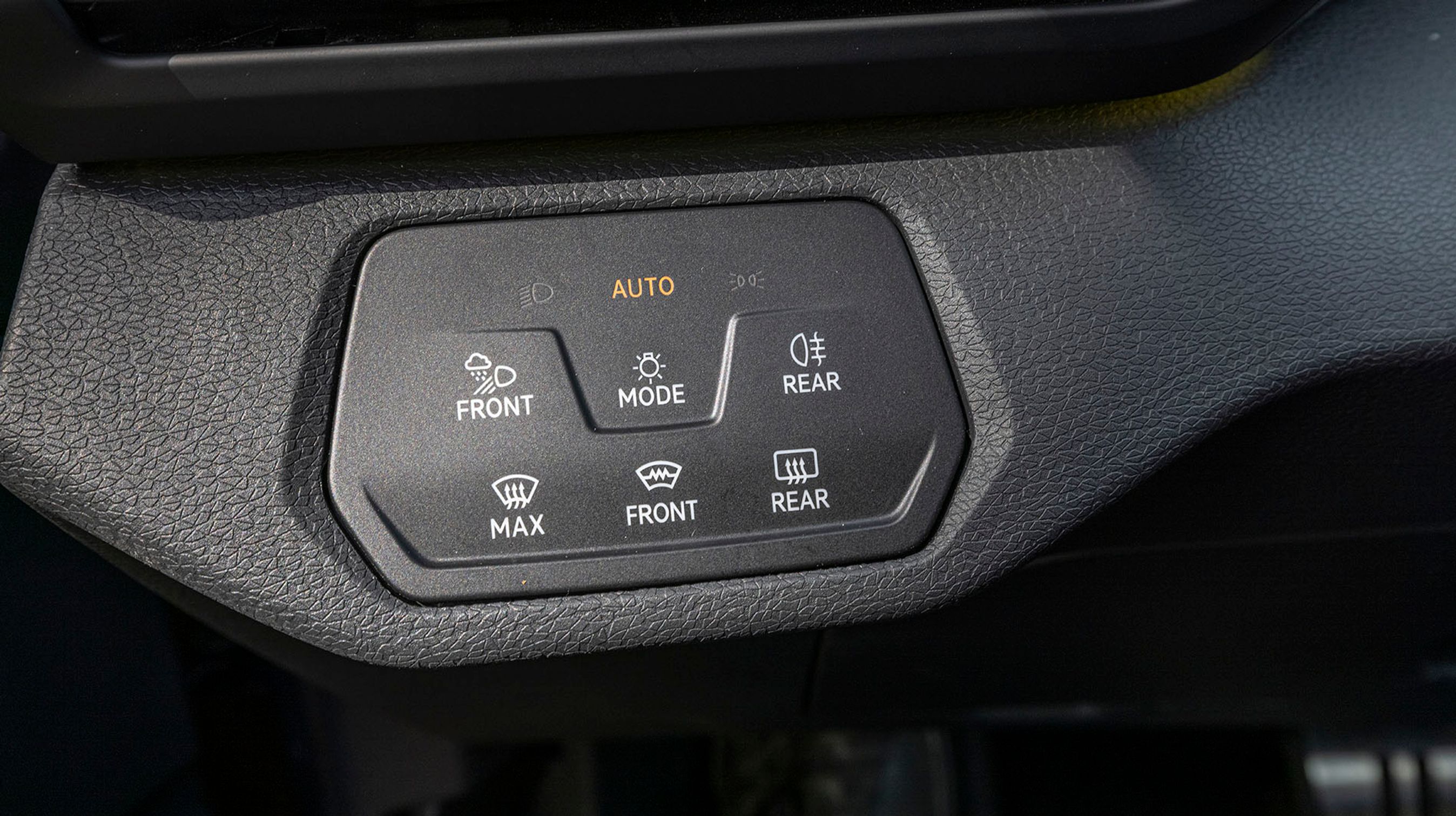 Den store lyskontakt til venstre for rattet er let at betjene.