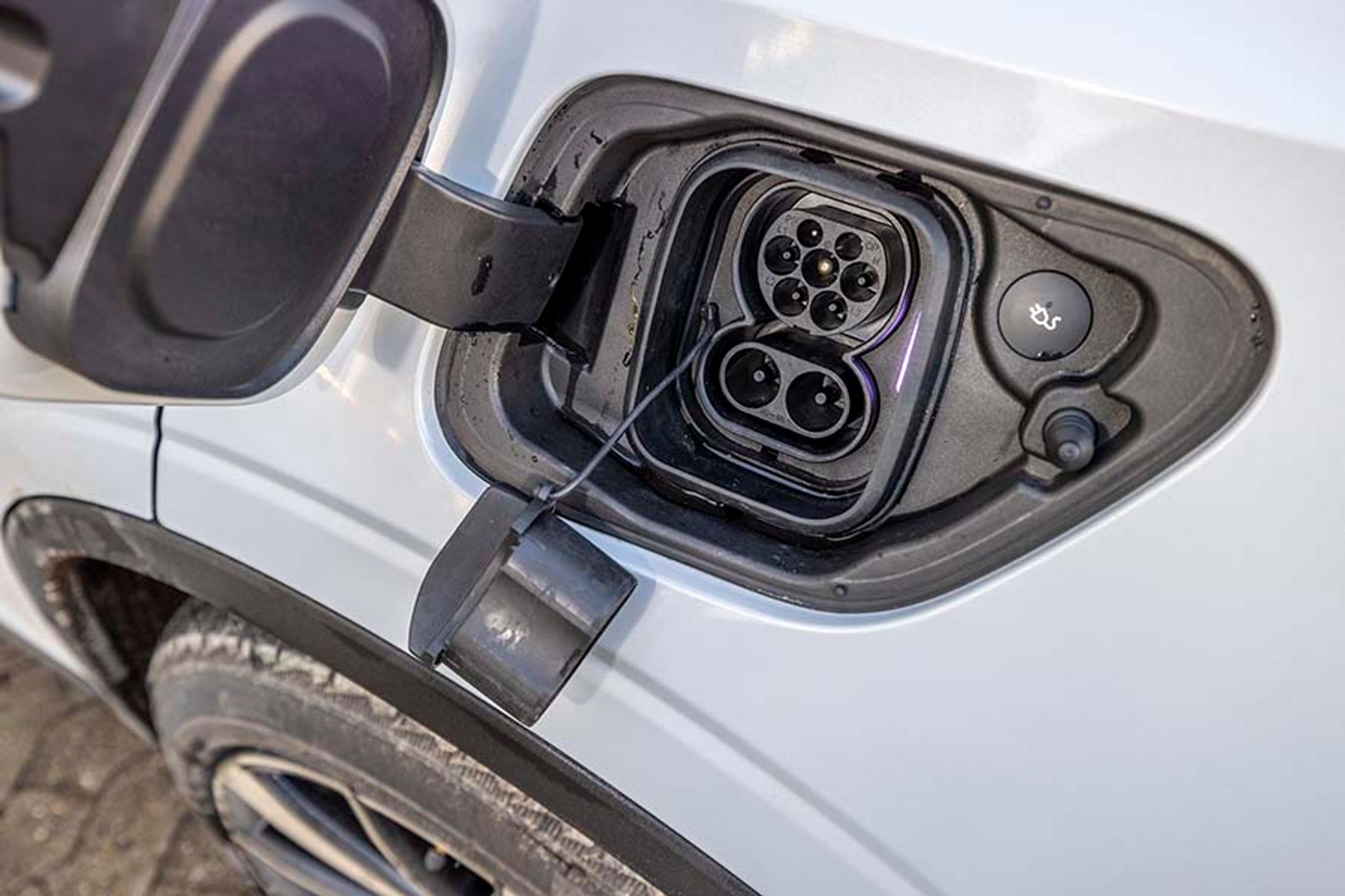 Heldigvis er der kommet ensretning på ladestik, og her følger Polestar strømmen. CCS Combo stikket er essentielt på lange ture, og hjemme lader bilen med 11 kW. 