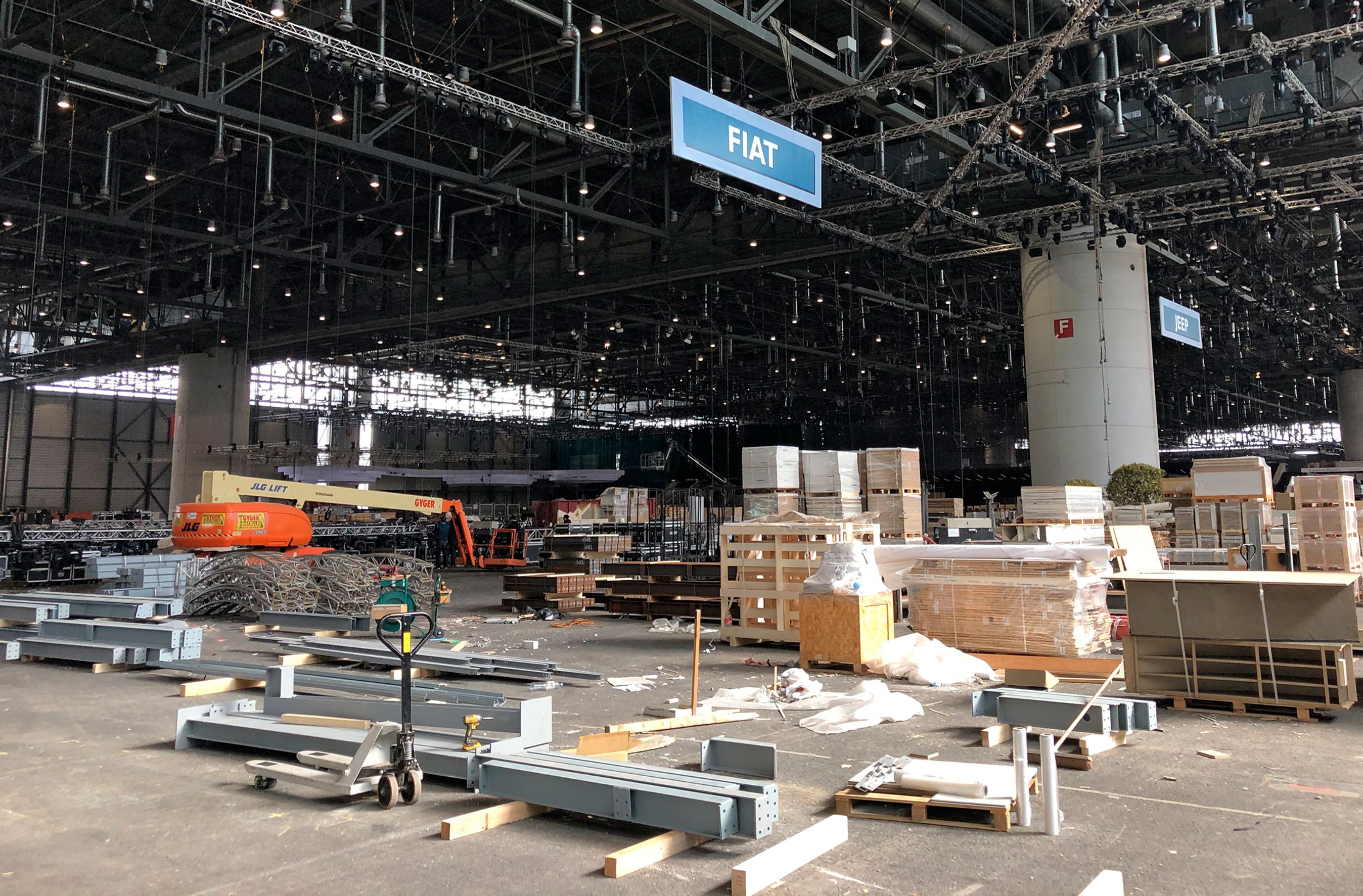 De store messehaller blev straks forandlet til en byggeplads, da udstillingen blev aflyst.