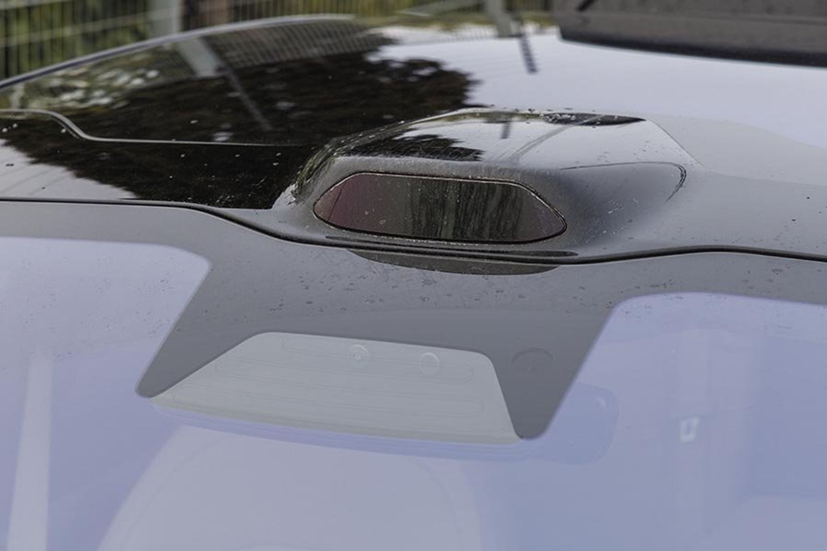 Et lidar-kamera sidder på taget af elbilen Nio ET7 op ser fremad.