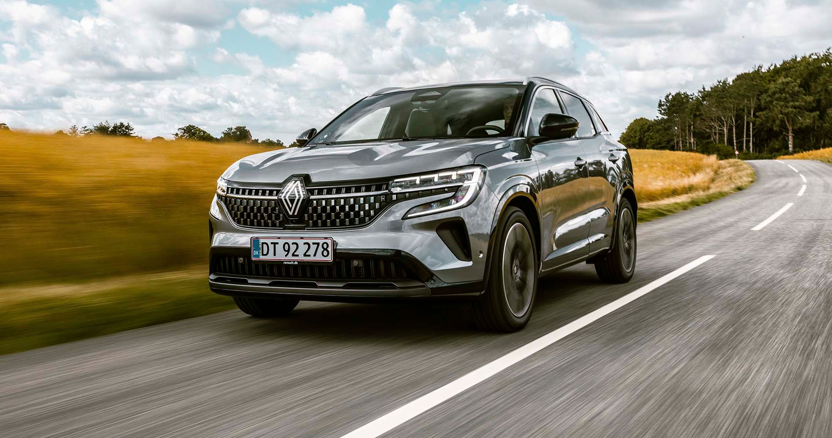 SUV'en Renault Austral kører på en landevej med høj fart