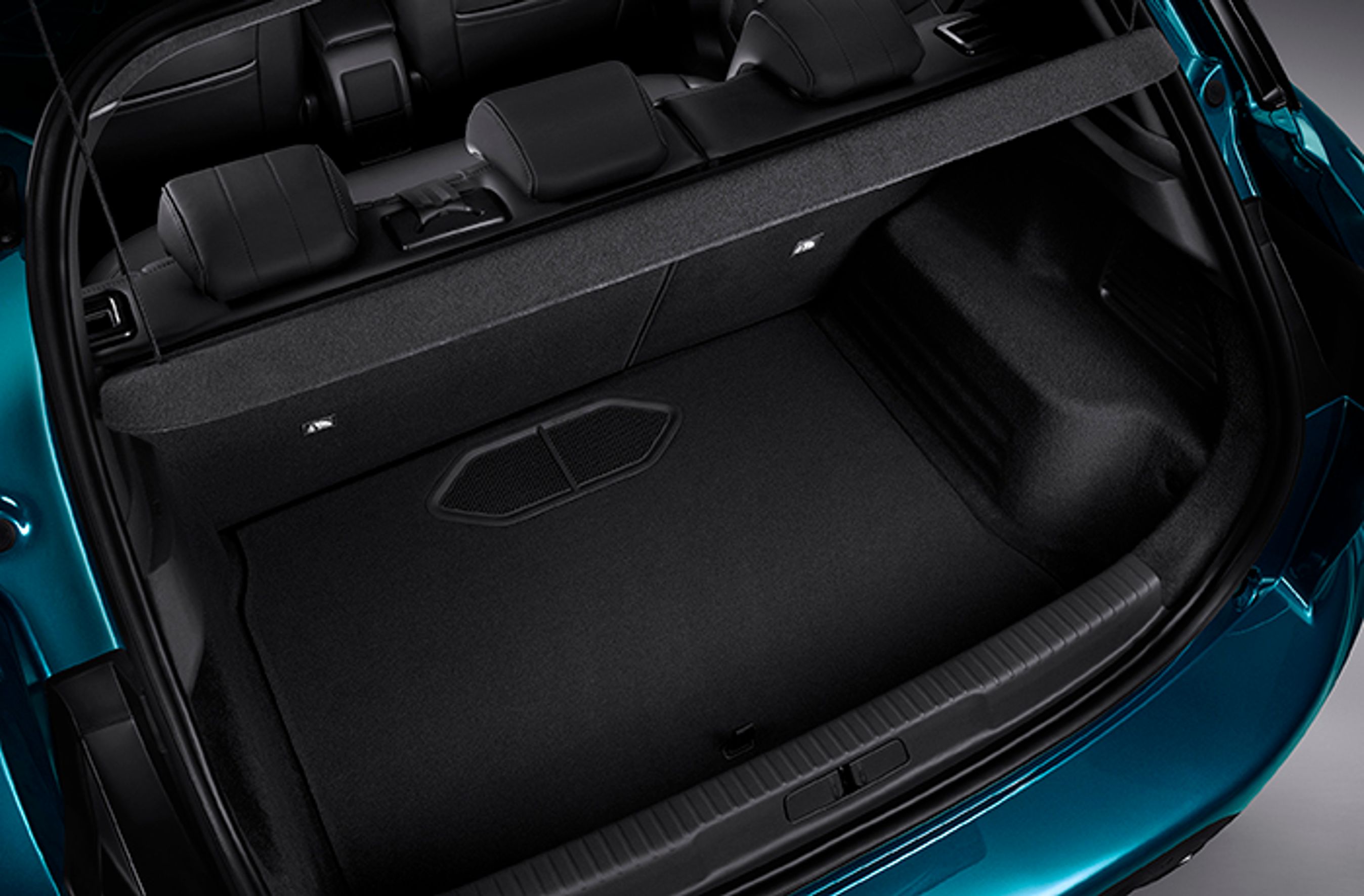 Bagagerummet rummer 350 liter og er fornuftigt i formen. Bagsædet kan lægges forover i to dele.