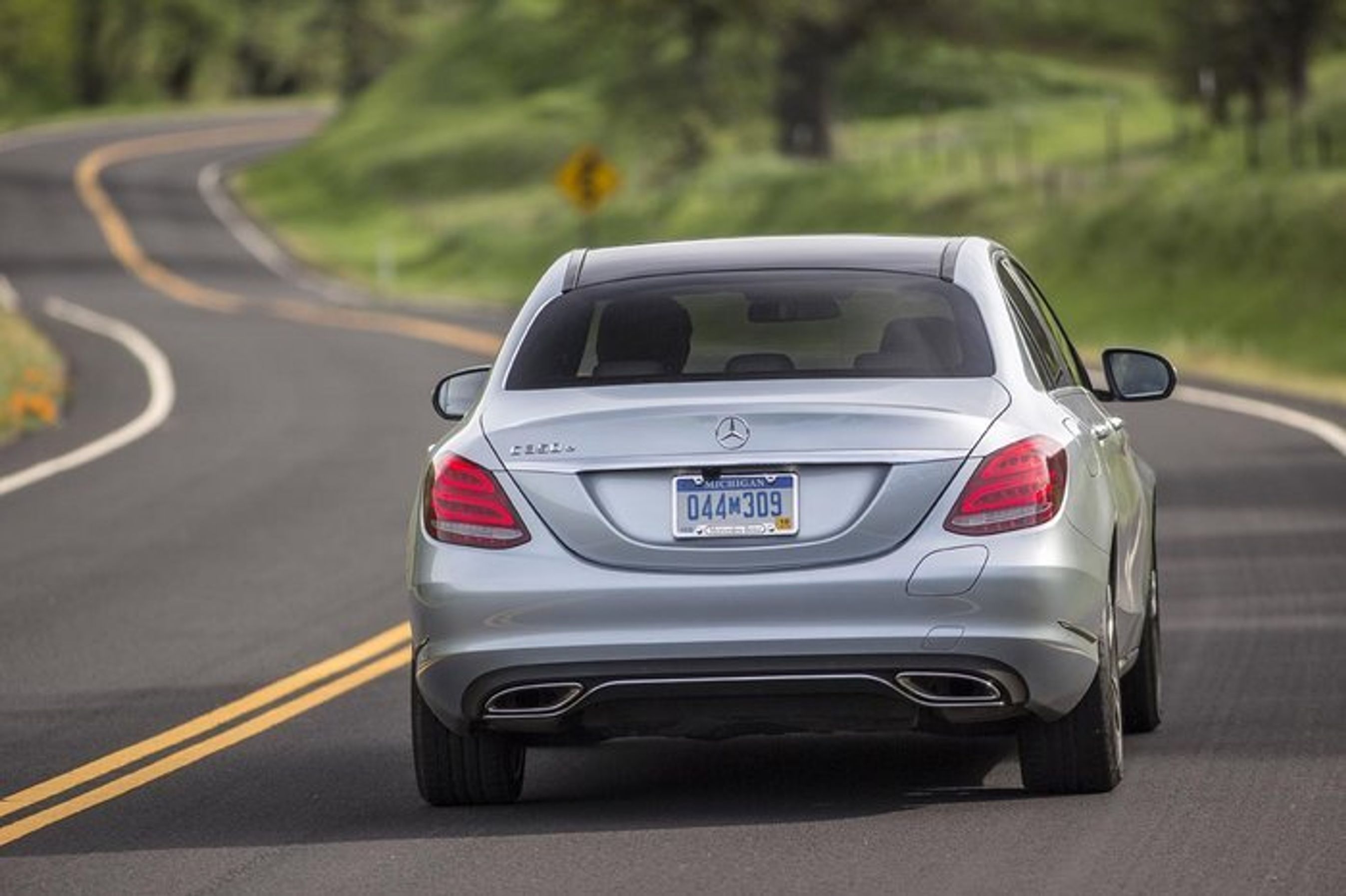 Mercedes-Benz 350e fås både som sedan og stationcar. Sidstnævnte koster 32.000 kr. mere i listepris.
