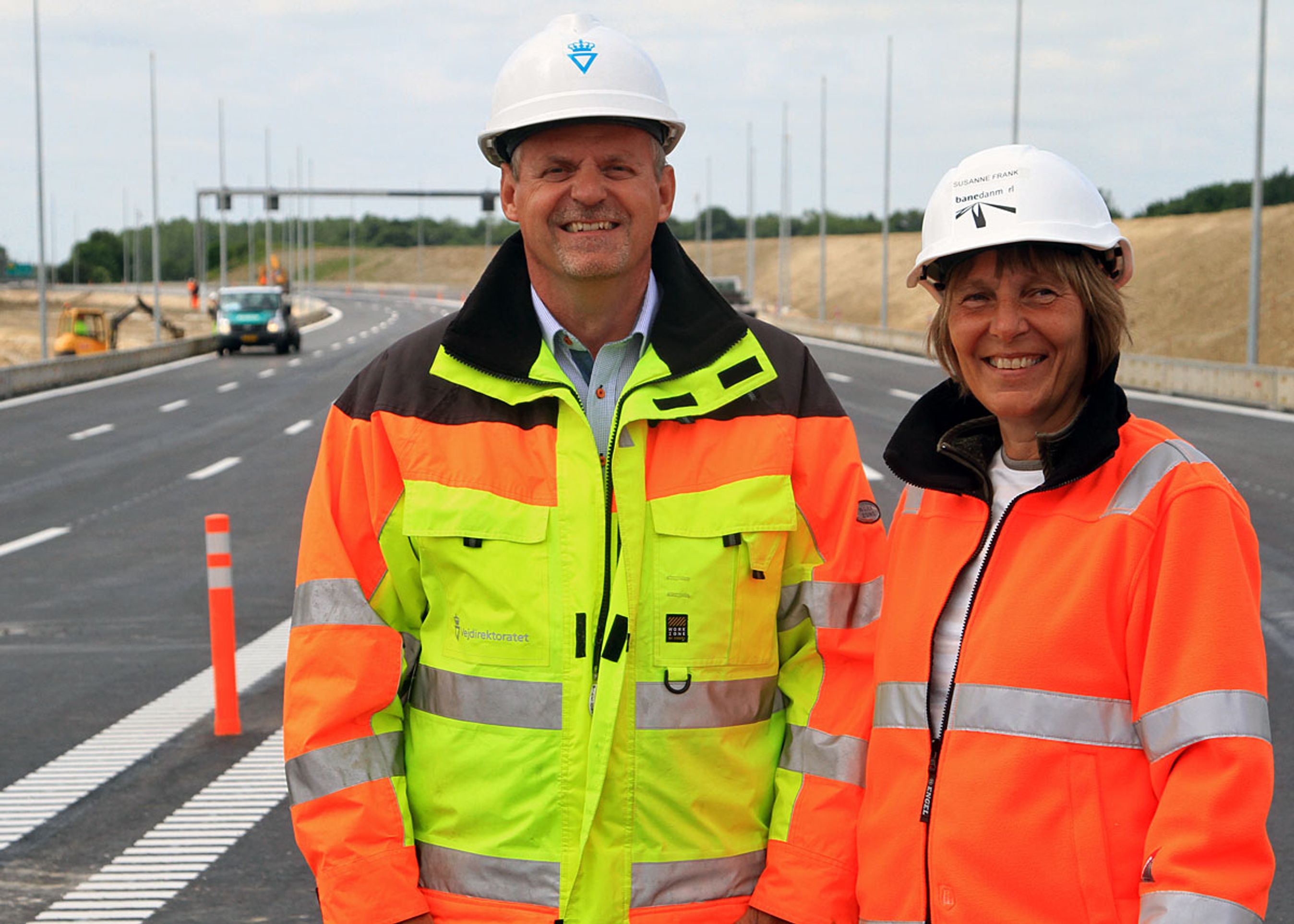 Den midlertidige motorvej er skabt i et tæt samarbejde mellem Vejdirektoratet og Bane Danmark, her repræsenteret ved de to projektledere, Peter Garborg og Susanne Frank. Jernbaneprojektet skal skære fire sjælllandske motorveje og går klos op ad vejene flere steder, så hele projektet har krævet et tæt samarbejde mellem de to transportmyndigheder.