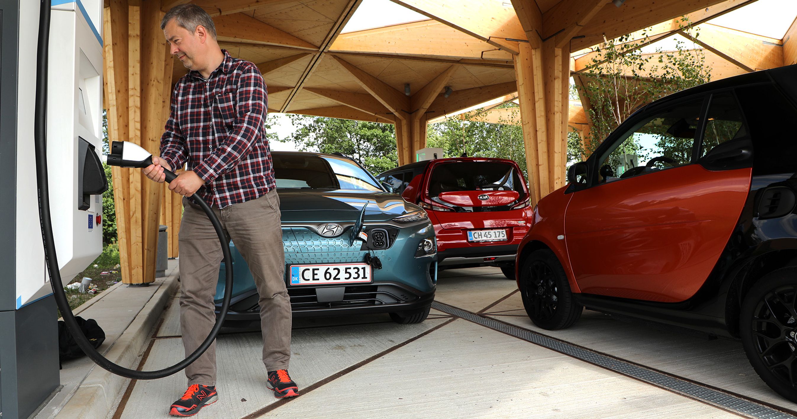 På længere ture kan det være nødvendigt med en opladning af elbilen.