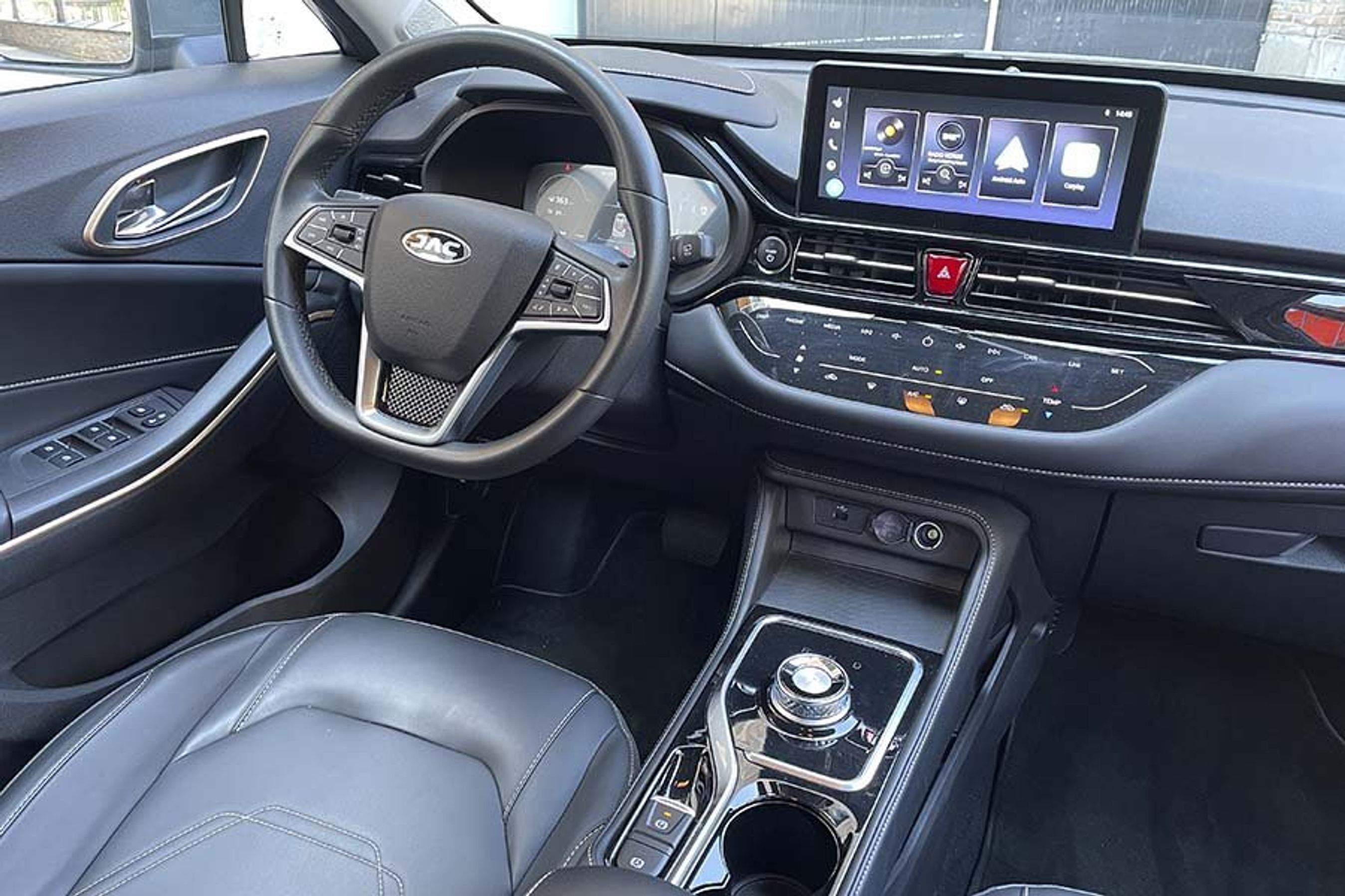 Kabine med skærme i en kinesisk JAC e-JS4 elbil