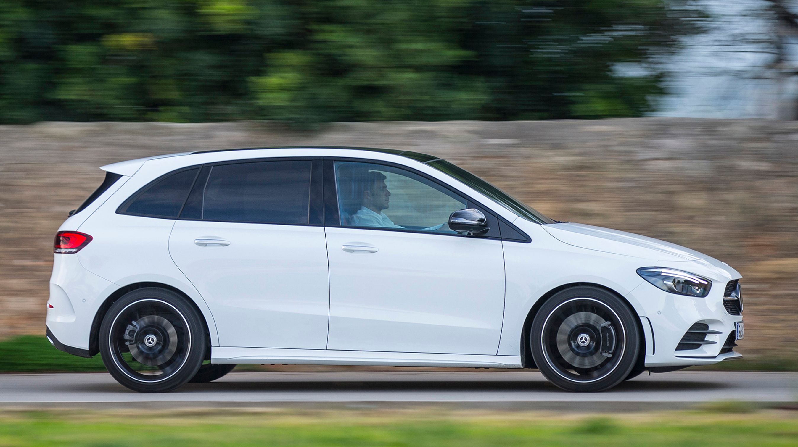 Mercedes-Benz B-klassen er helt ny, men er bygget over samme opskrift som den lille A-klasse. Det vil sige forhjulstræk, en flot kabine og masser af sikkerhedsudstyr. B-klassen er betydeligt større indvendigt end A-klassen og er dermed det oplagte valg, hvis man ofte har behov for at have folk med på bagsædet.