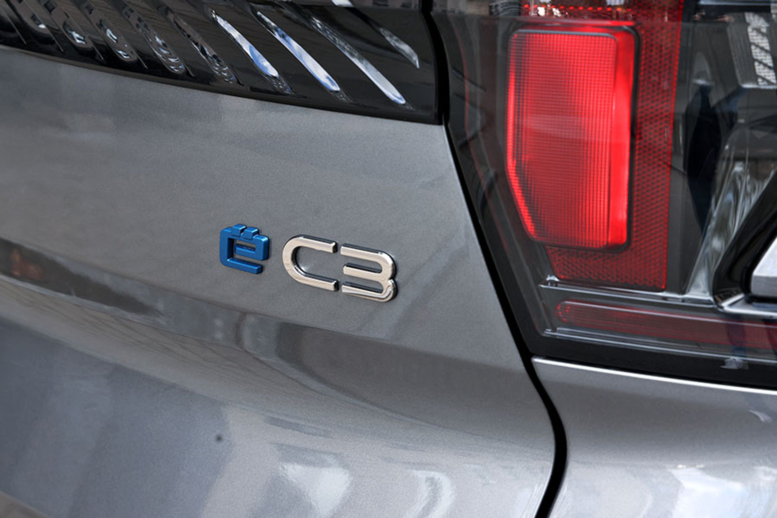 Citroën C3 Aircross er skabt til at blive udstyret med enten en benzinmotor eller som her en elmotor. I Danmark er det kun el-udgaven. der bliver markedsført, og den kendes på det lille ë før C3 i navnet.