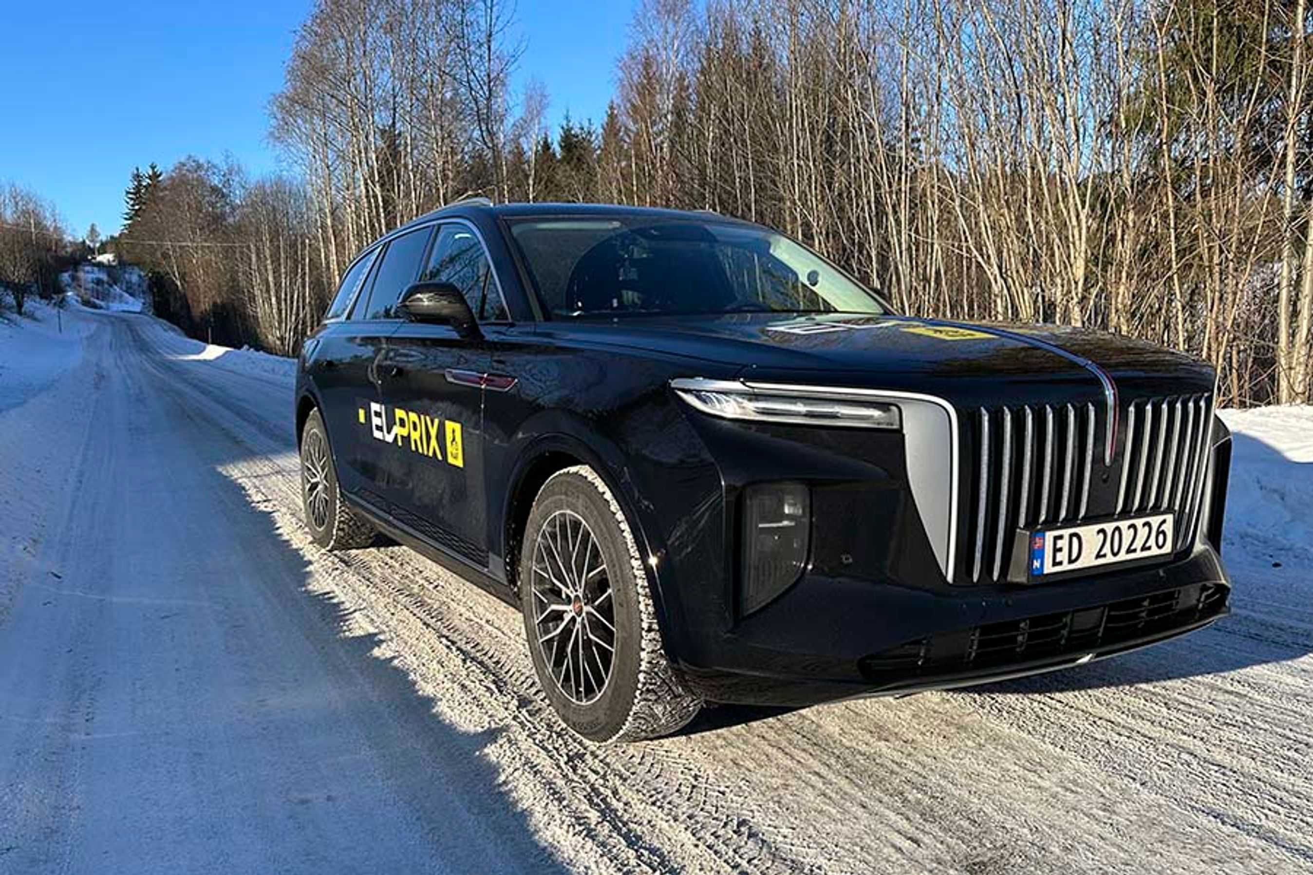 Den store elbil viste sig at klare snedækkede veje på overbevisende facon. Der er firehjulstræk og en lang række elektroniske hjælpesystemer, der fastholder bilen på vejen og på rette kurs-