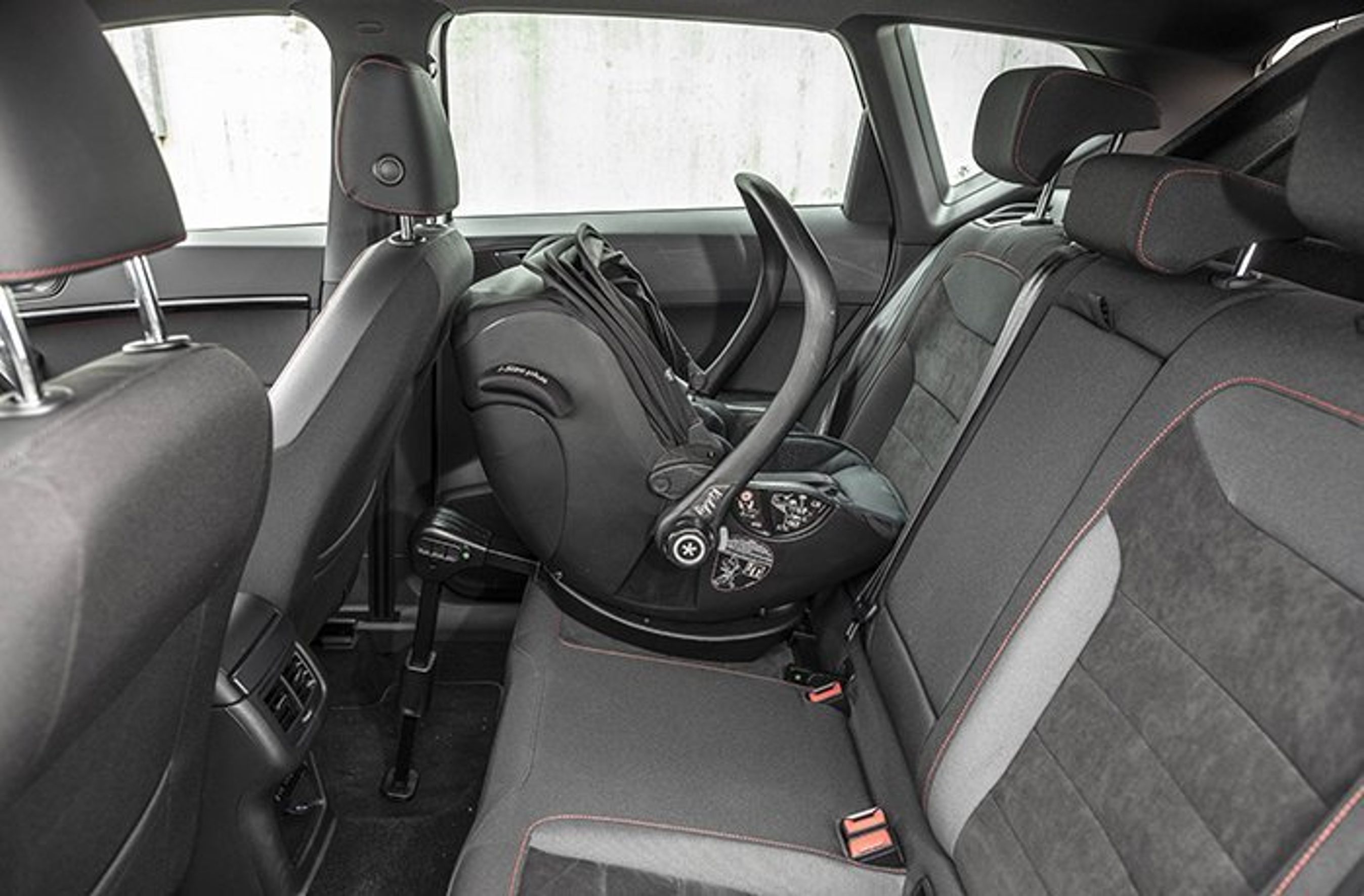 God plads på bagsædet af Seat Ateca