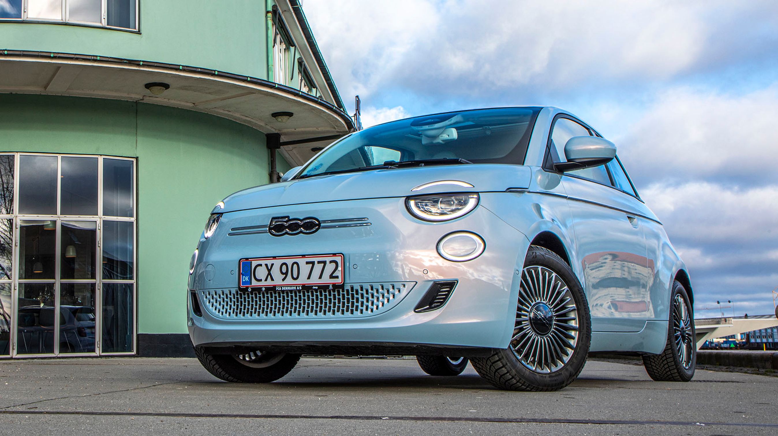 Fiat 500 er nu udelukkende en elbil, der henvender sig til bylivet og de korte køreture. Designet er flot, og bilen fremstår stadig som en af de mest genkendelige på markedet.
