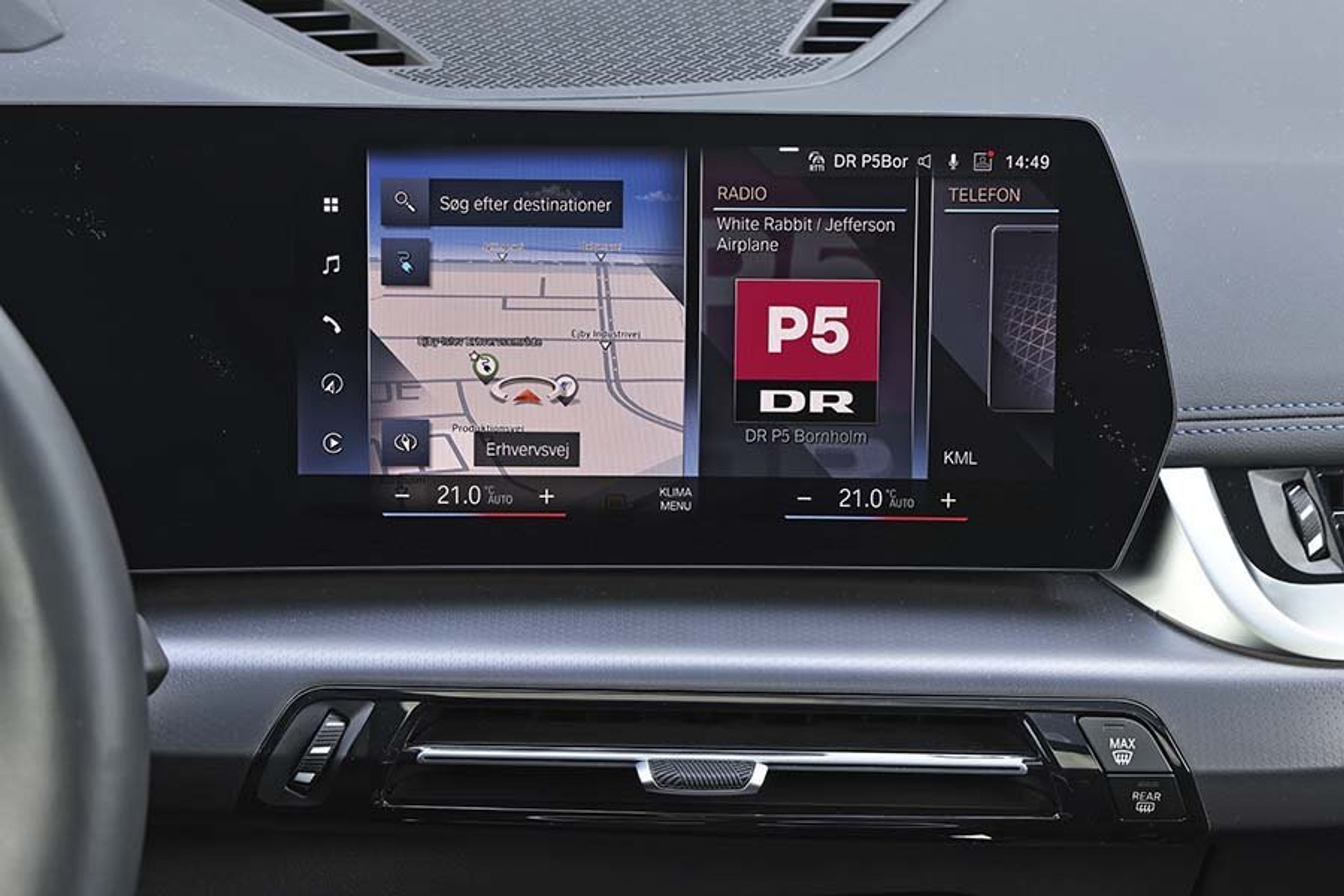 Stor skærm i en BMW iX1 elbil.