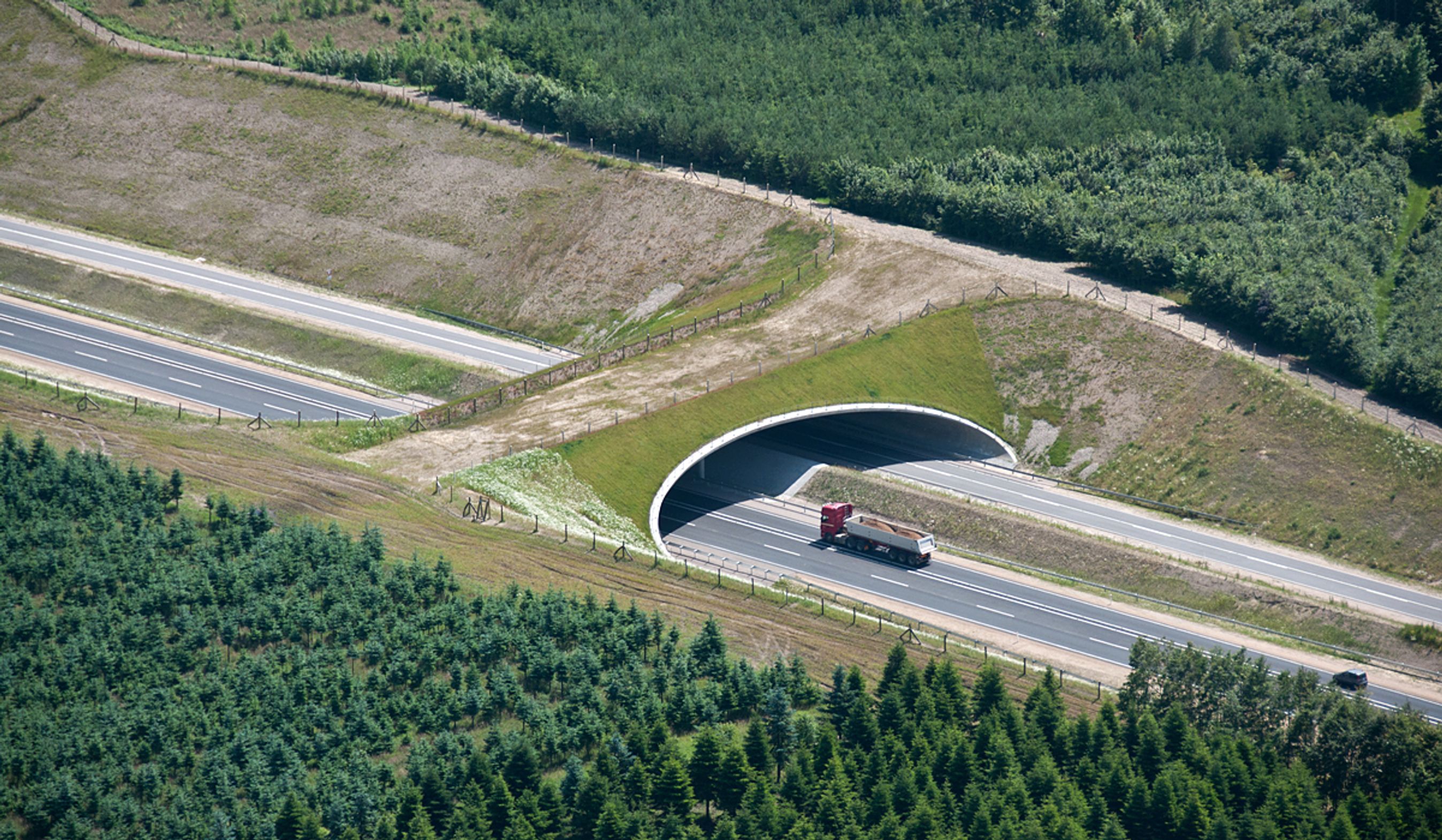 Motortrafikvejen er anlagt som en 2+1-vej - skiftevis et spor i den ene retning og to i den anden.
