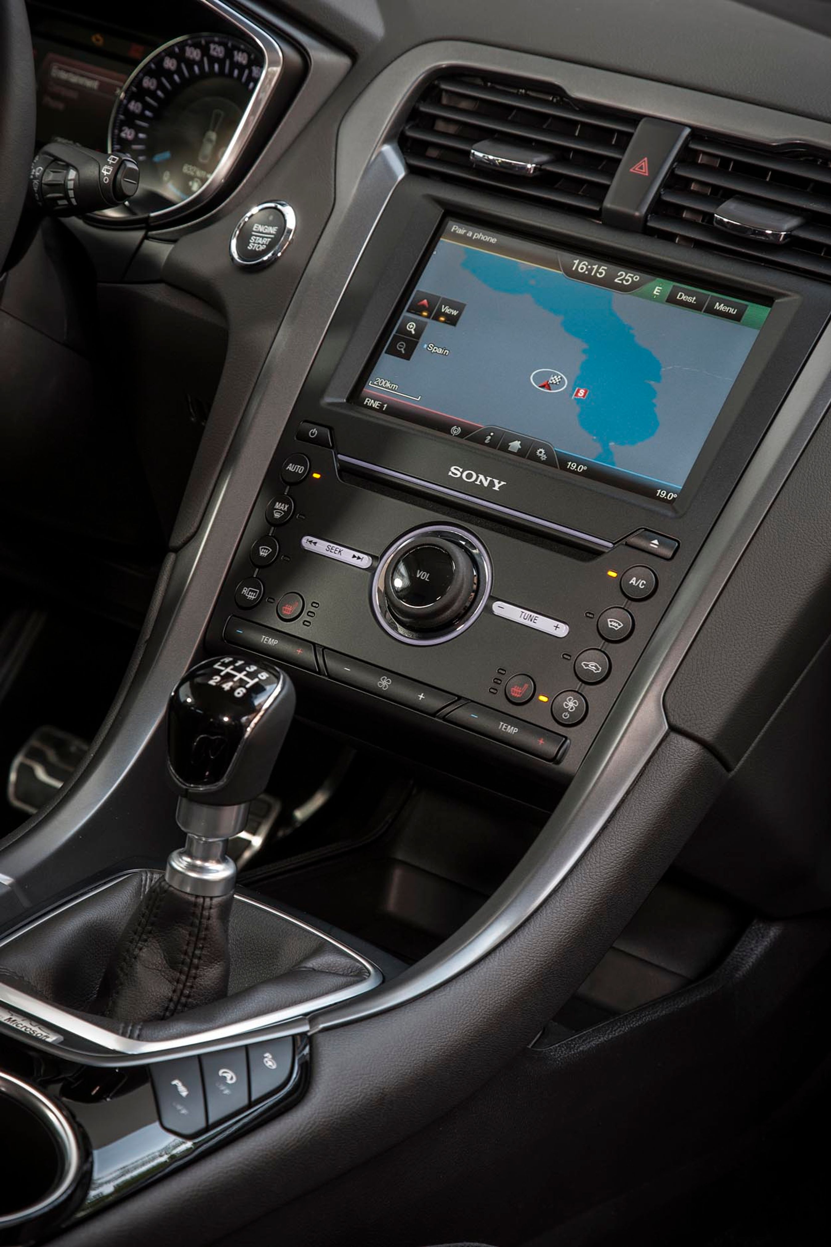 Den store SYNC 2-skærm er en del af en udstyrspakke med DAB-radio med navigationsanlæg samt parkeringsautomatik. Den koster 24.500 kr.