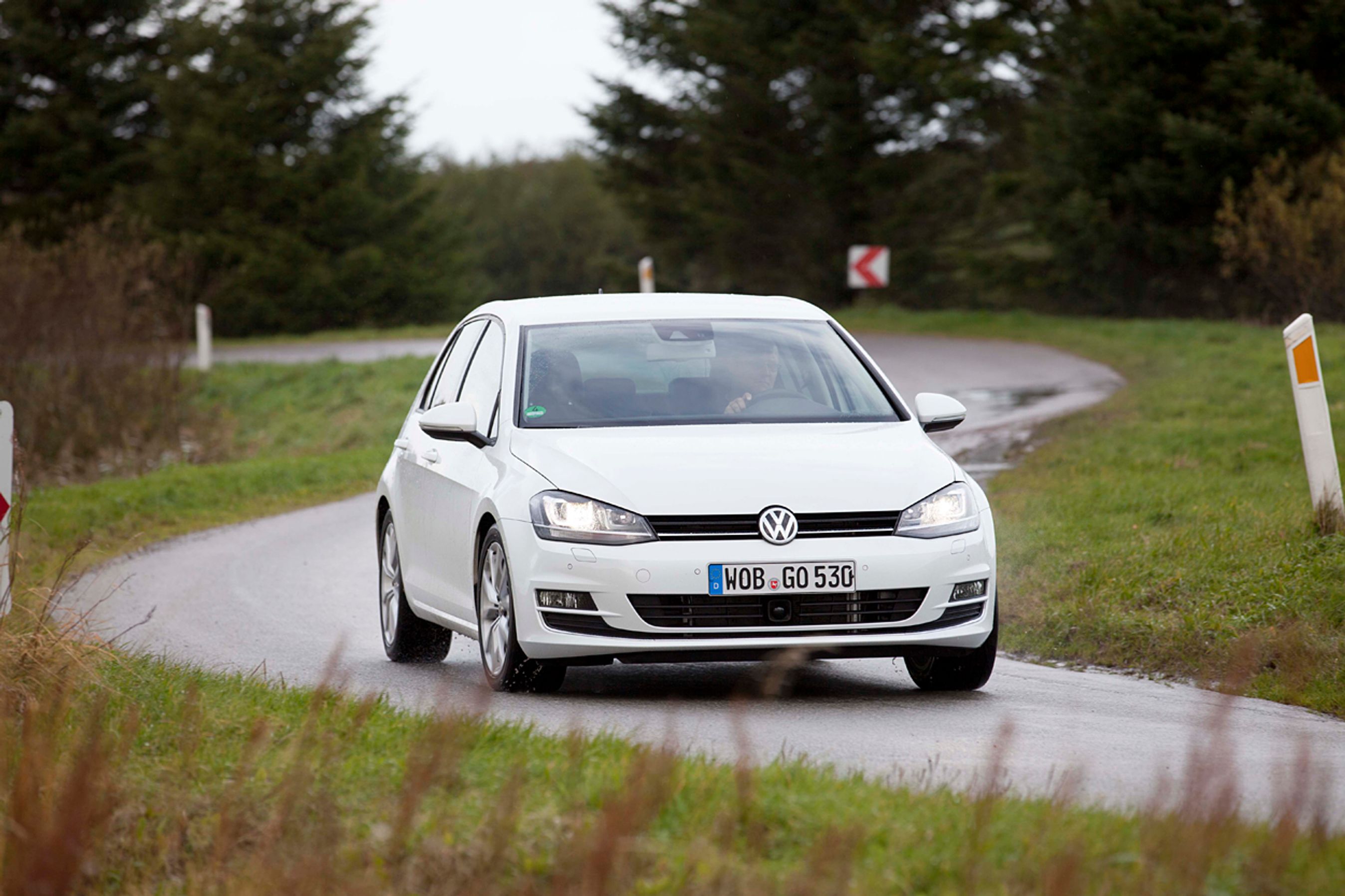 På vegne af VW modtager koncernchef Prof. Dr. Martin Winterkorn trofæet for ’Car of the Year’ af juryens formand.