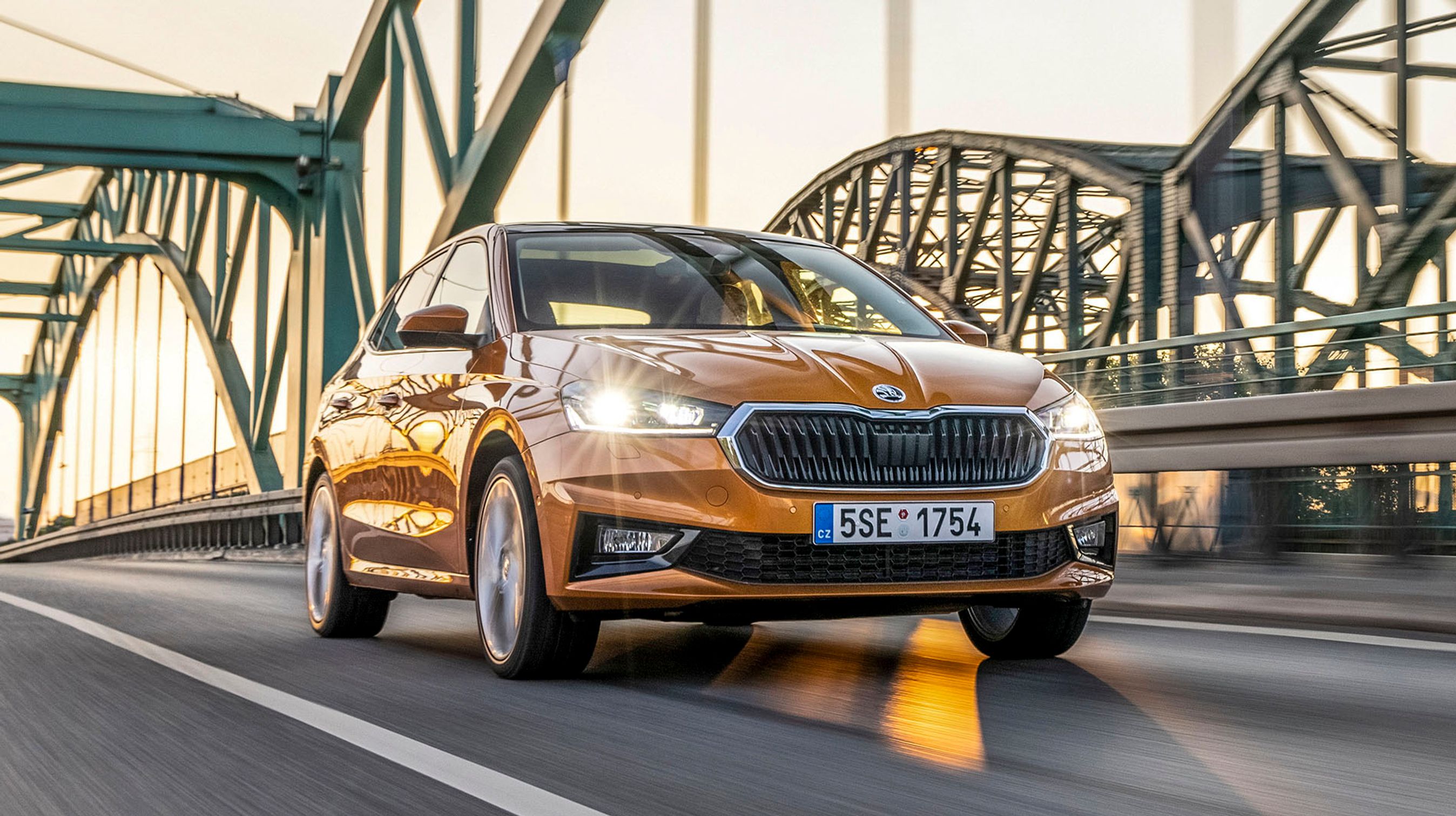 Som noget nyt kan Fabia leveres med en aktiv vognbaneassistent, der fastholder bilen i vognbanen, blot man har tre fingre på rattet.