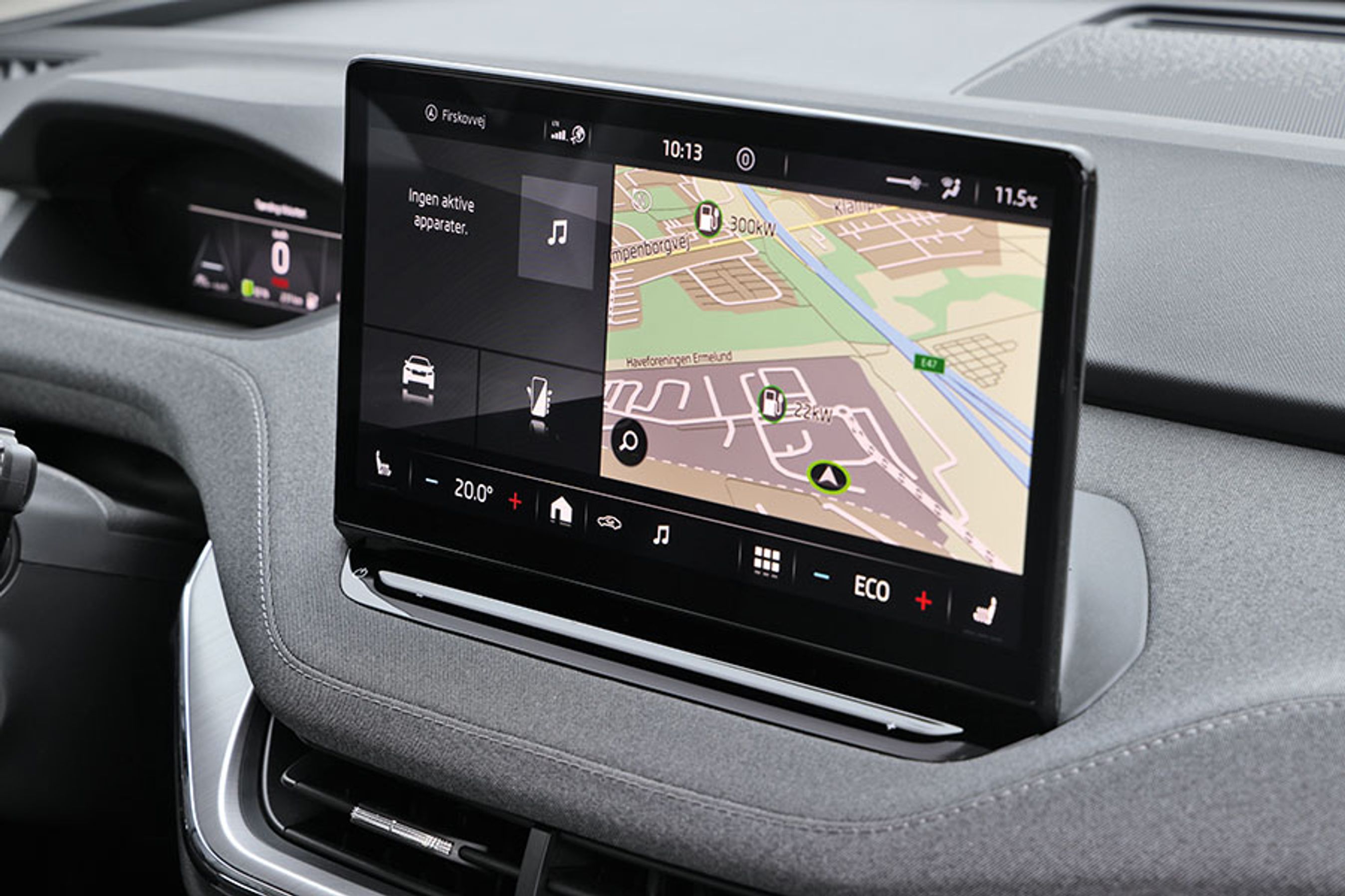 Skærmen er på 13", og herfra kan man styre klimaanlæg m.m. Der er et felt under skærmen, hvorfra man styrer lydniveauet. Alle menuer er på dansk.