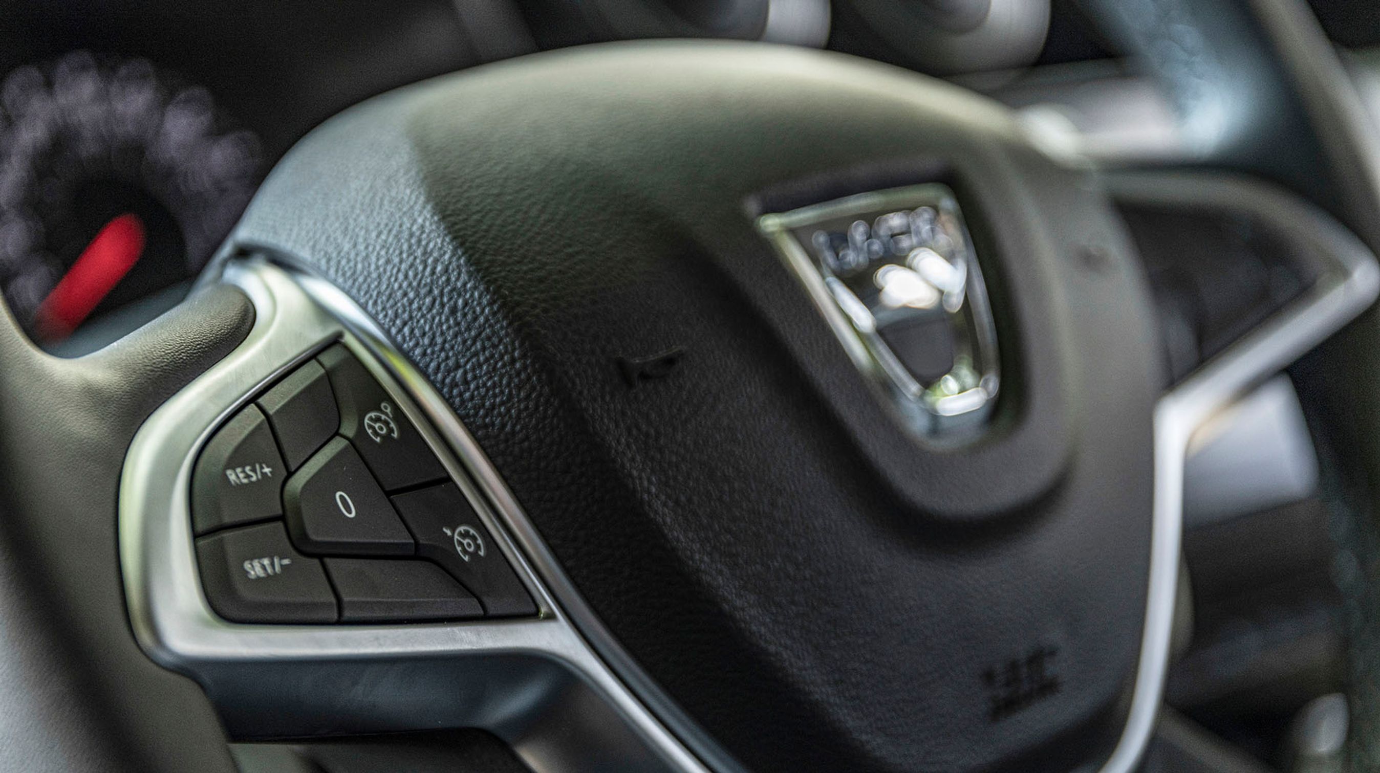 I venstre side af rattet styres fartpiloten, hvor de lettere kan ses. En adaptiv fartpilot fås ikke.