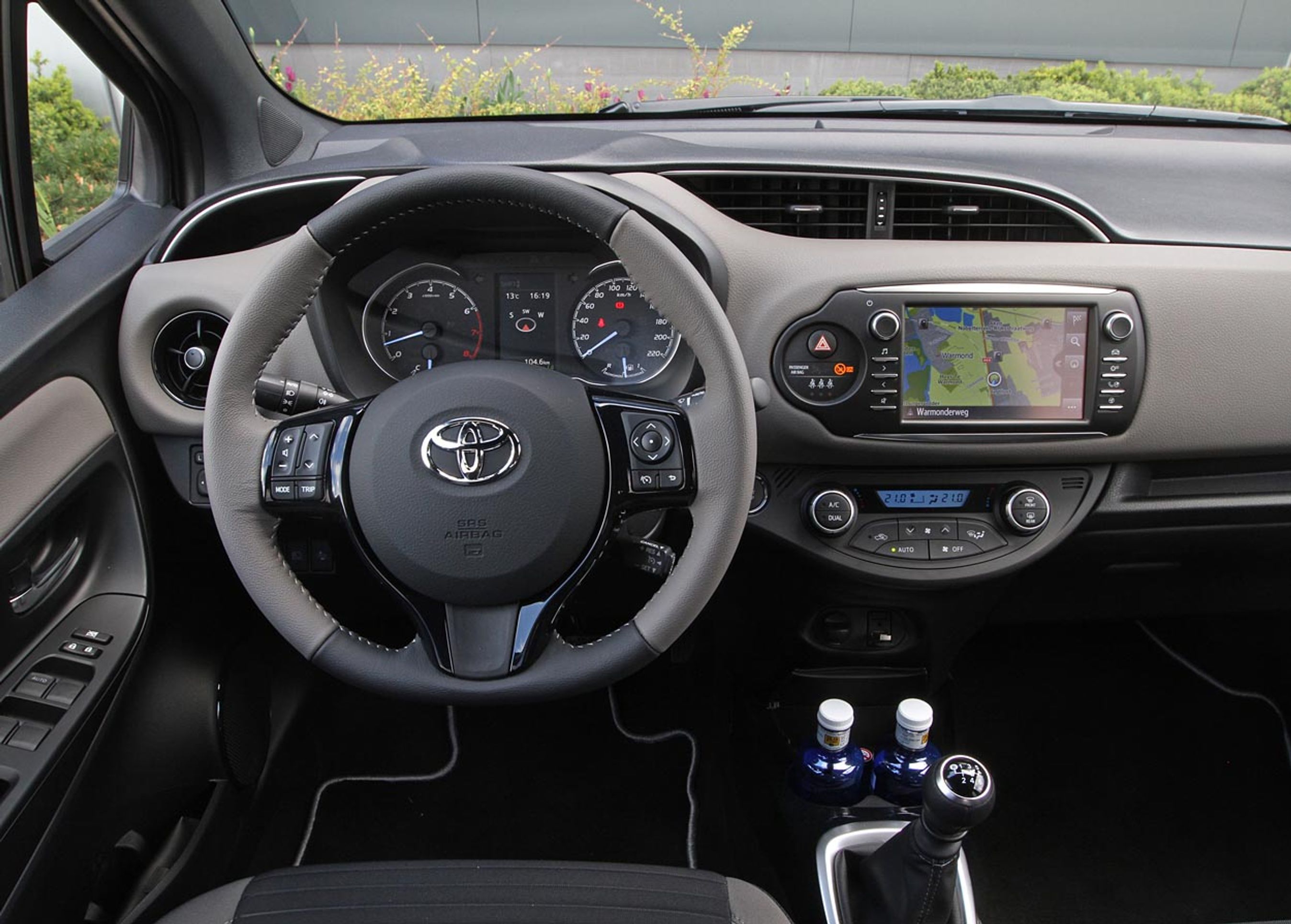 Instrumentbordet er som sådan genbrugt, men luftdyser og rat er nye. Syvtommerskærmen følger med fra udstyrstrin to.