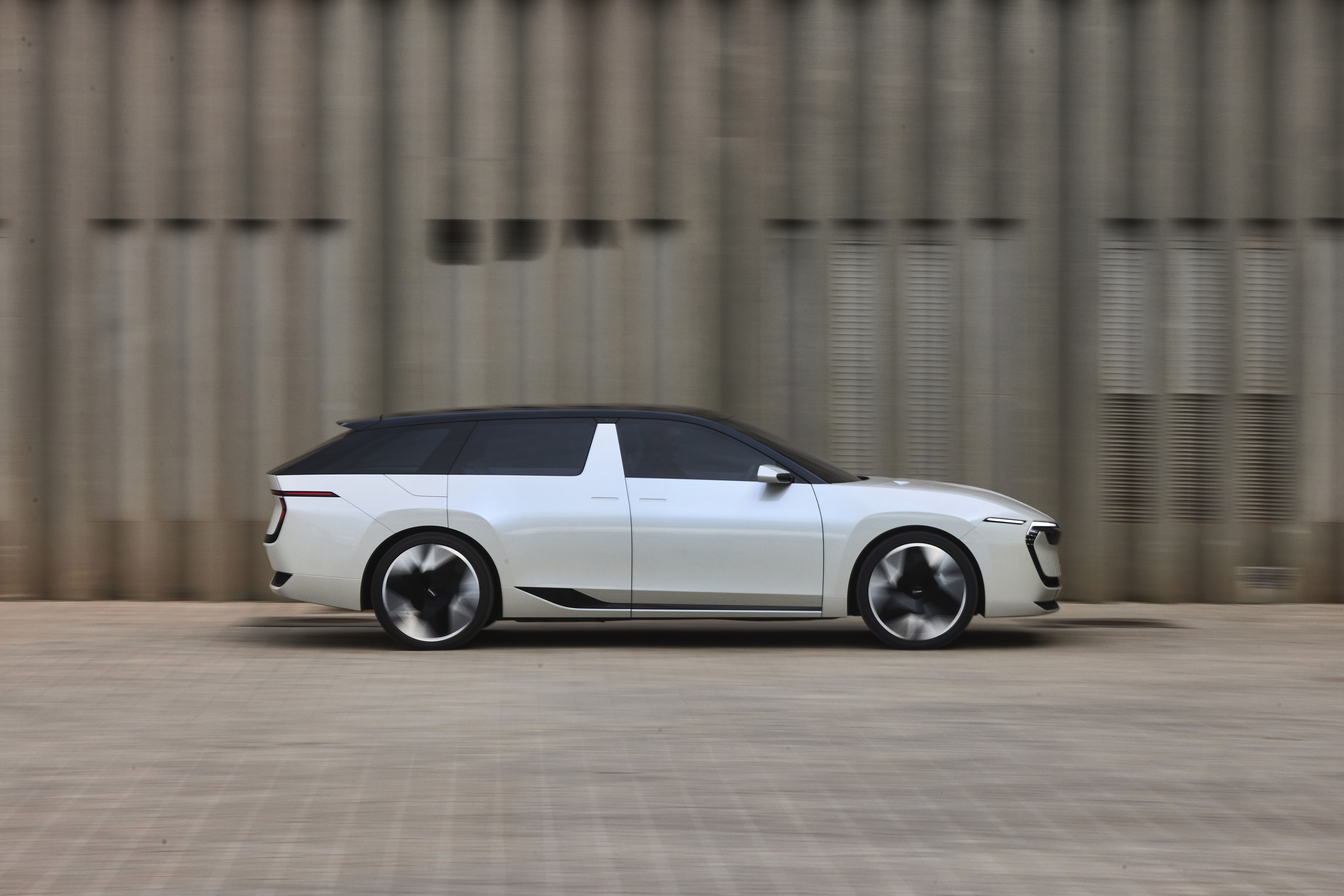 Skoda Vision O konceptbil kører set fra siden med grå baggrund