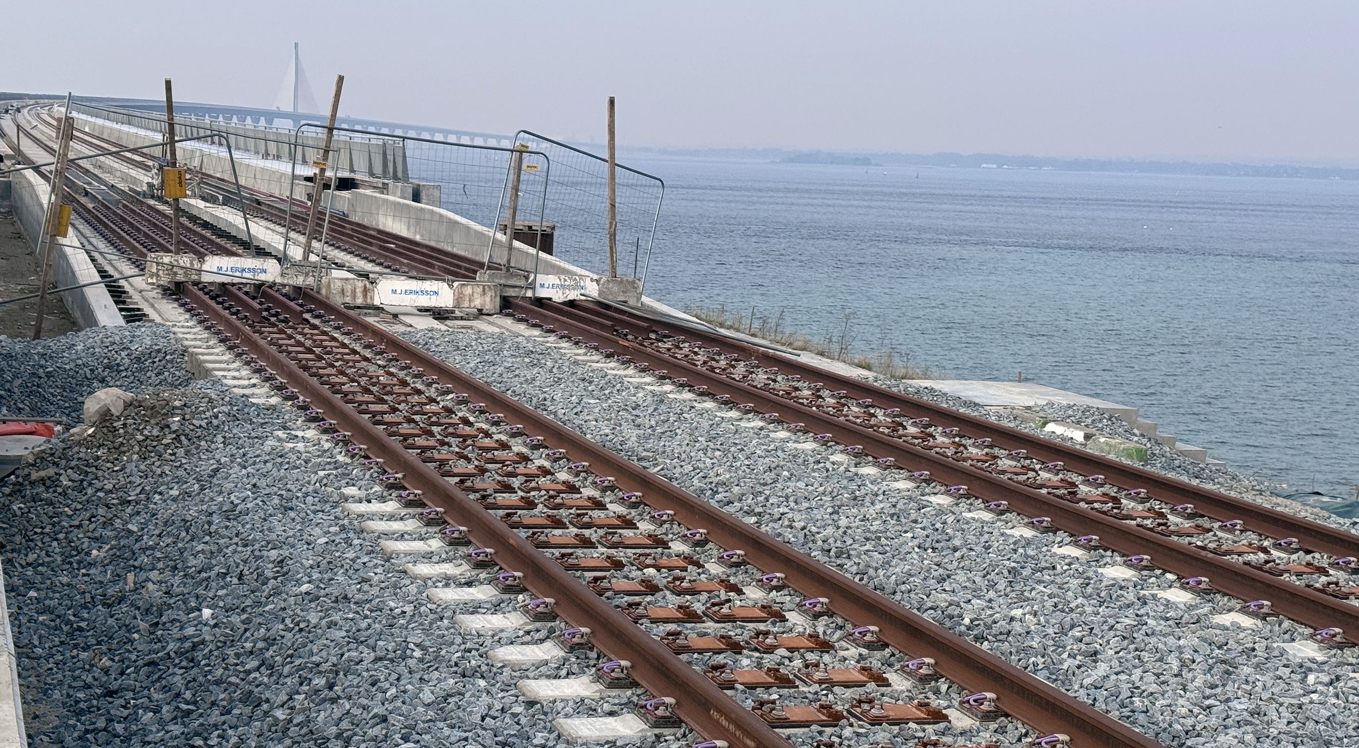 Jernbaneskinner på broover vand.