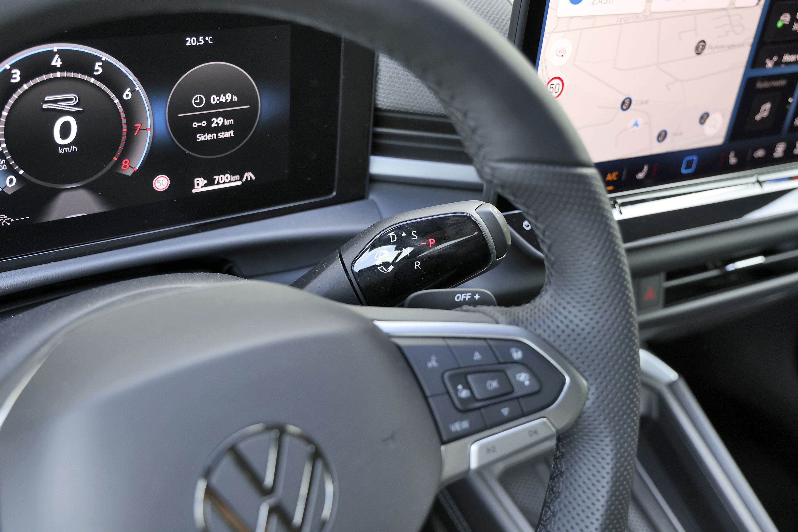 En del af rattet og gearvælgeren i en VW T-Roc 1.5 eTSI R-Line fra 2026. 