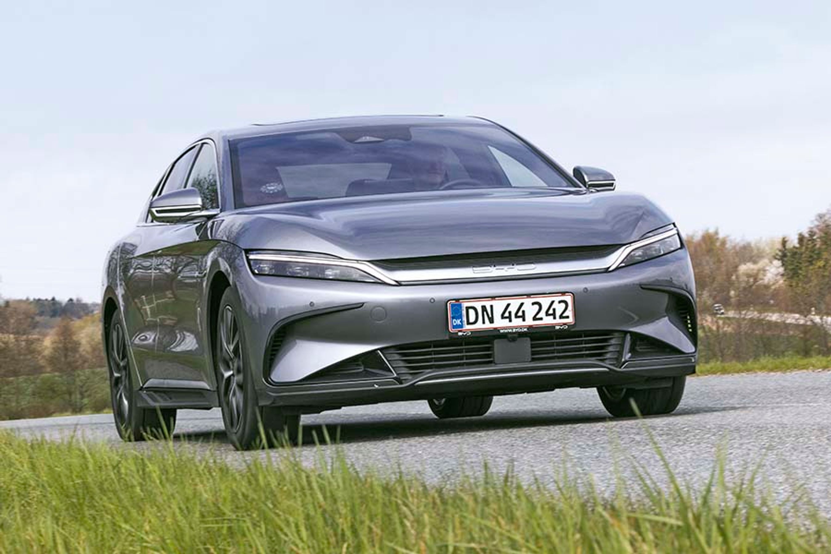 BYD Han er en elektrisk sedan, der størrelsesmæssigt placerer sig mellem en Tesla Model 3 og en Model S. Den koster 610.000 kr.