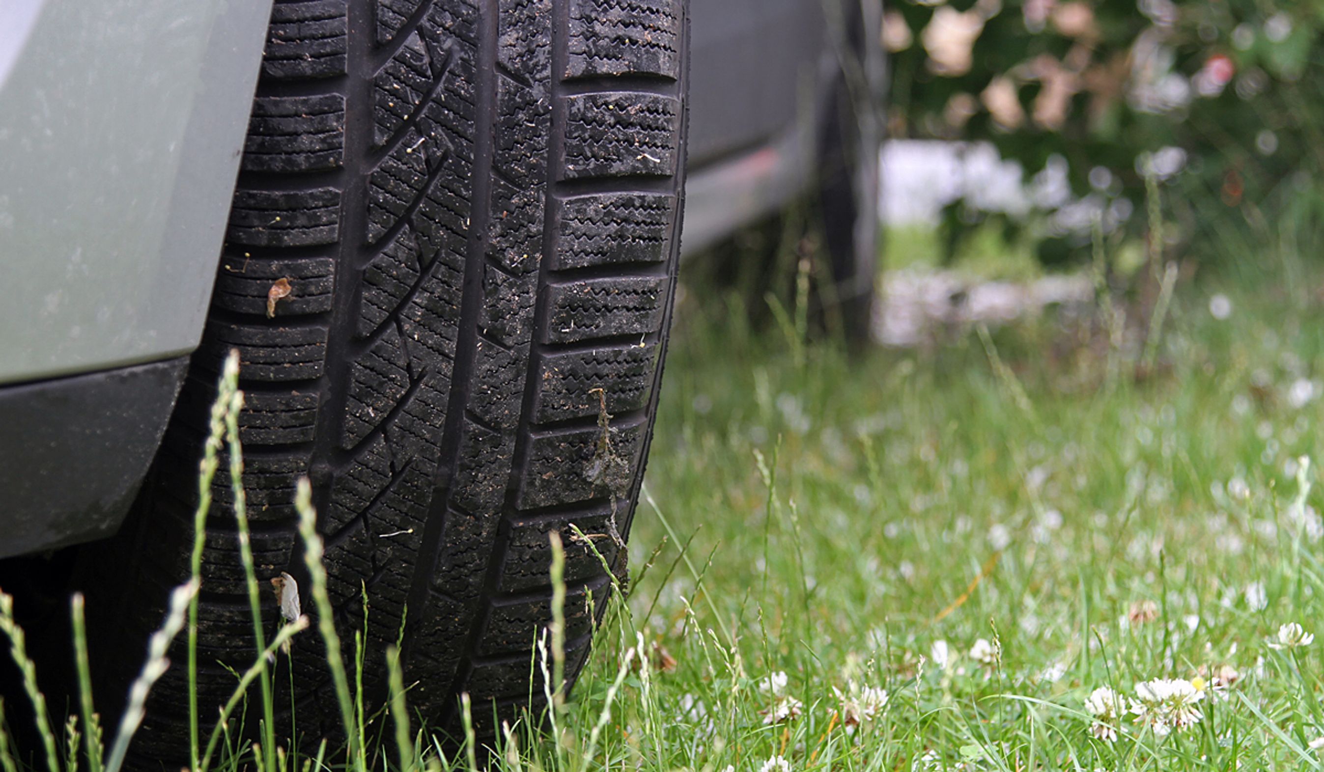 Selv om græsset for længst er blevet grønt, sidder der medio juni vinterdæk på 18 procent af danske personbiler.