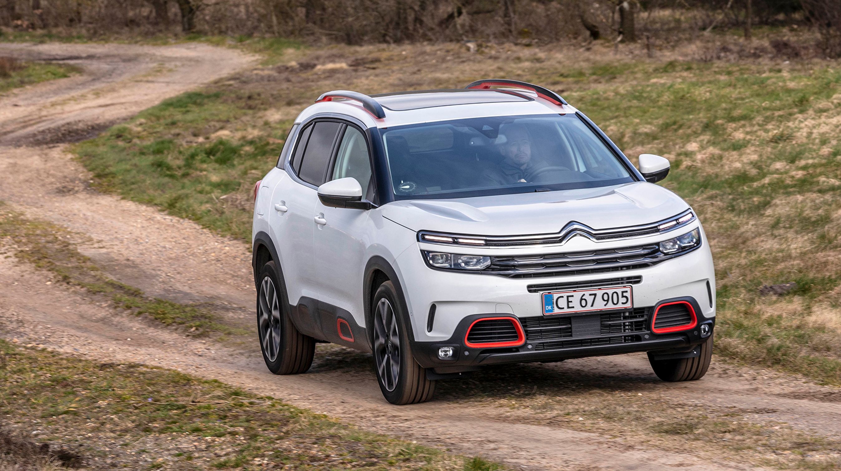 Citroën C5 Aircross hører til blandt de SUV’er med størst frihøjde. Det gør det muligt at køre væk fra asfaltens trygge rammer, uden at undervognen støder på sten og mudder.