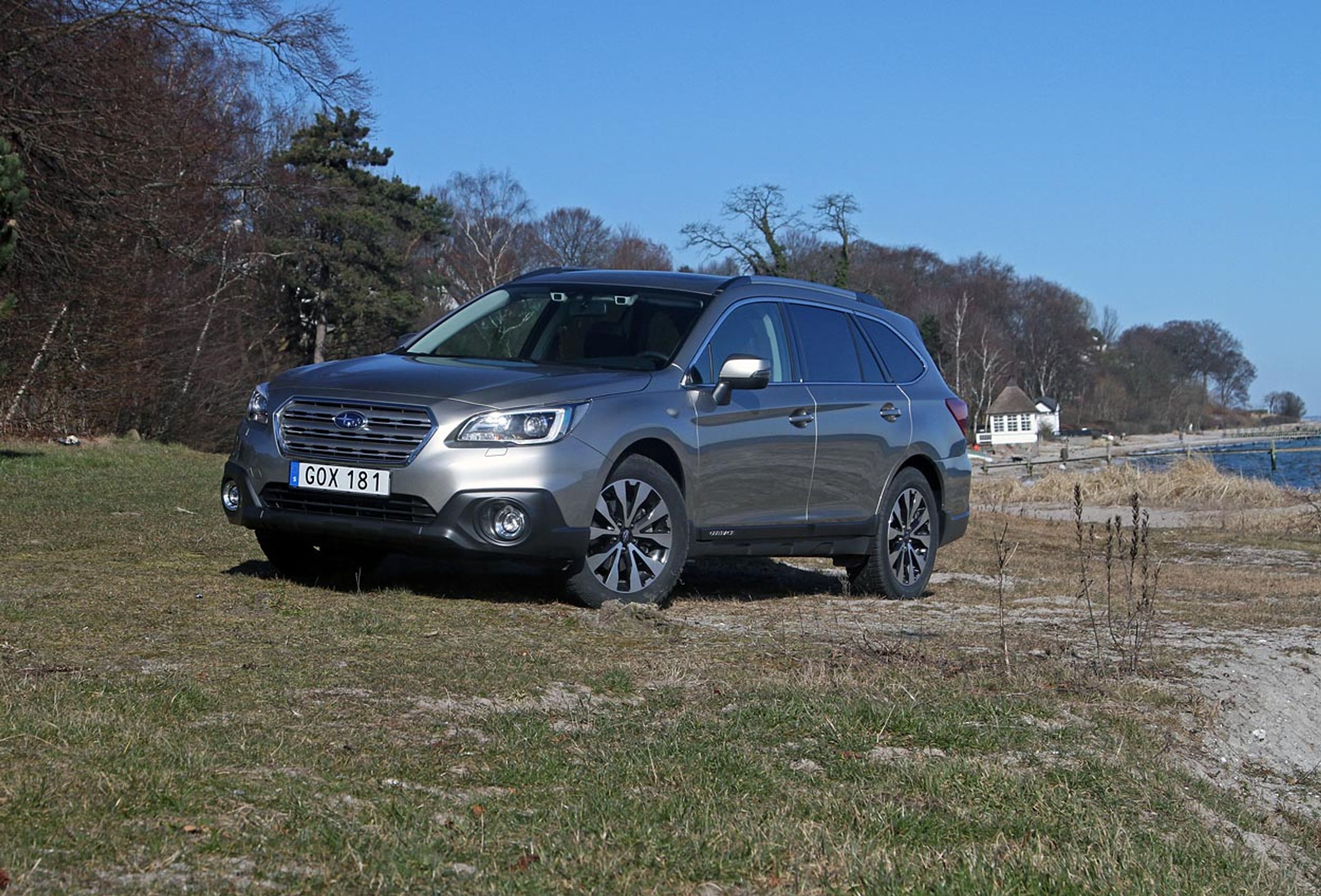 Subaru Outback er en mellemstor crossover med permanent firehjulstræk. Designet giver ikke hjertebanken, og de store runde tågelygter er lidt 90er-agtige.