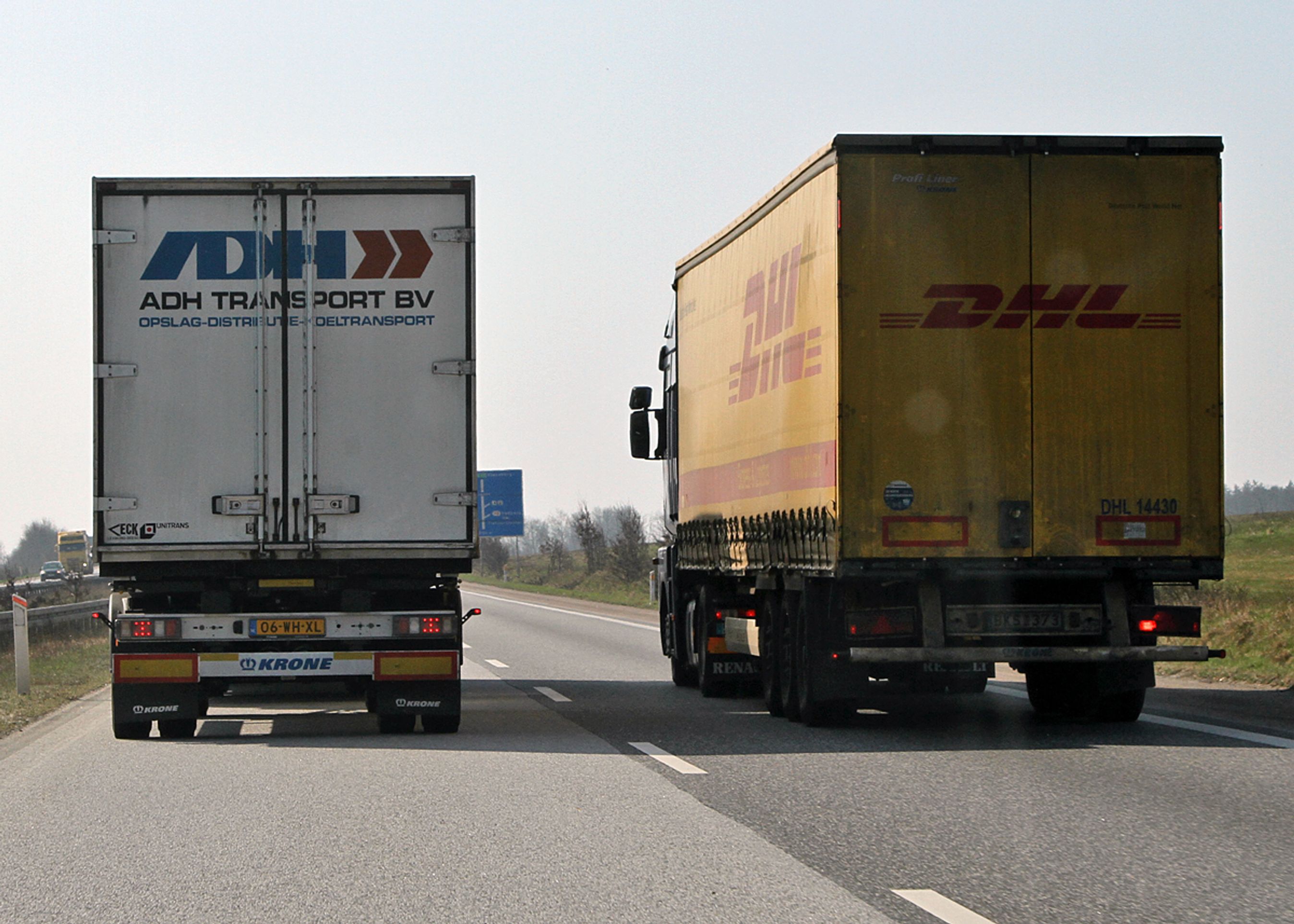 Lastbilerne overholder i almindelighed overhalingsforbudet, og chaufførrerne har også affundet sig med forbudene.