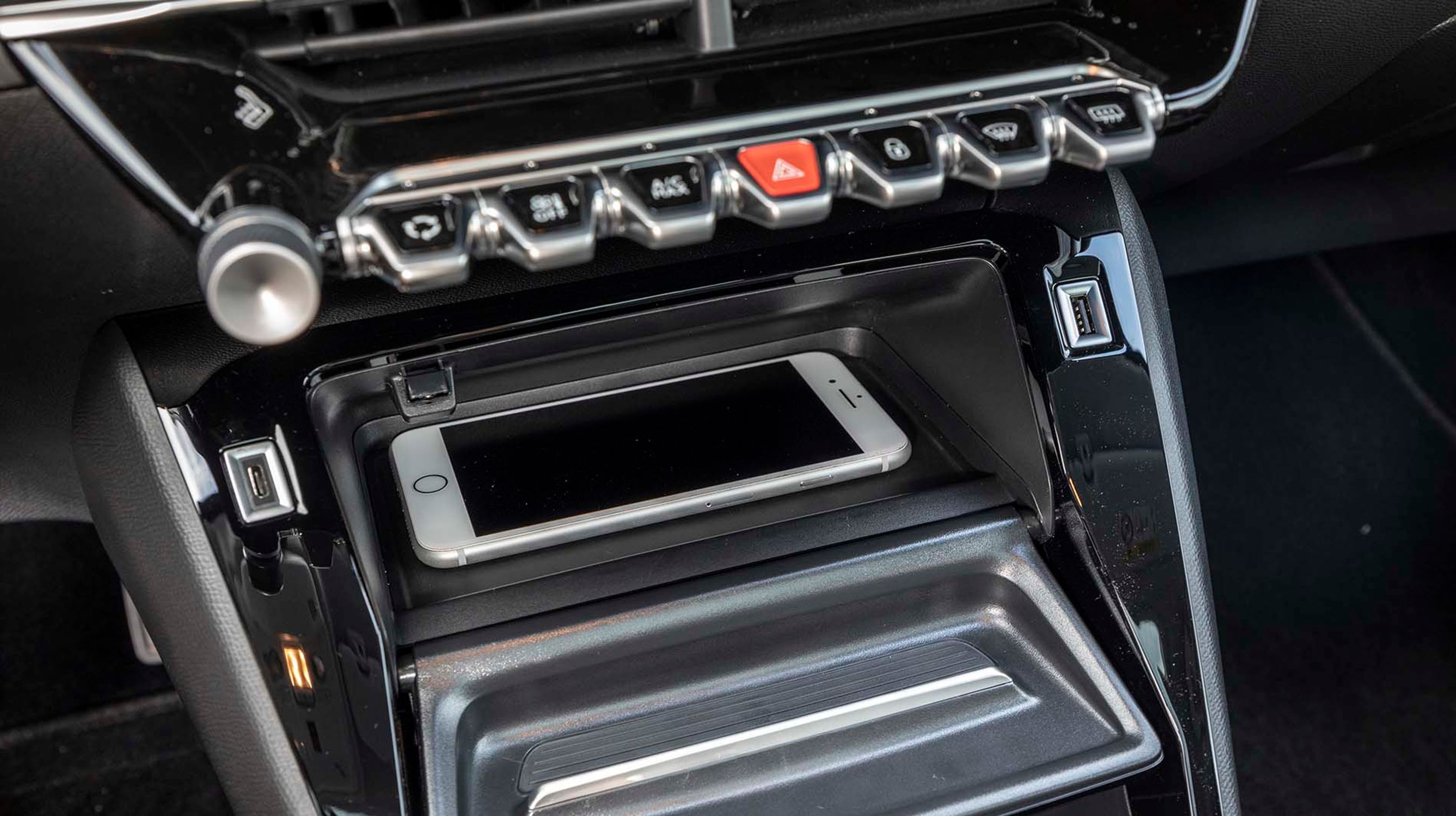 Foran gearstangen findes et separat rum til mobiltelefonen. Trådløs opladning fås for 3.000 kr.